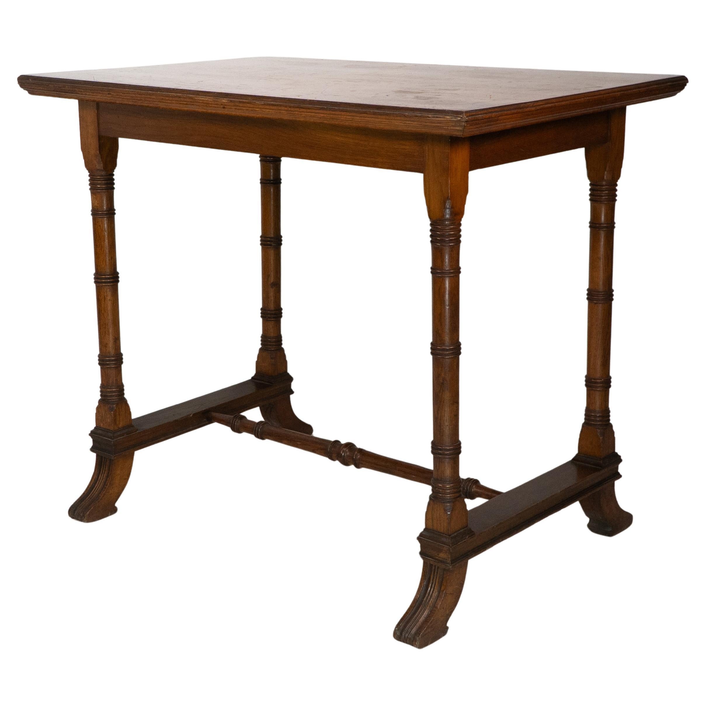 Table d'appoint oblongue en chêne Aesthetic Movement avec pieds tournés en anneau et pieds évasés