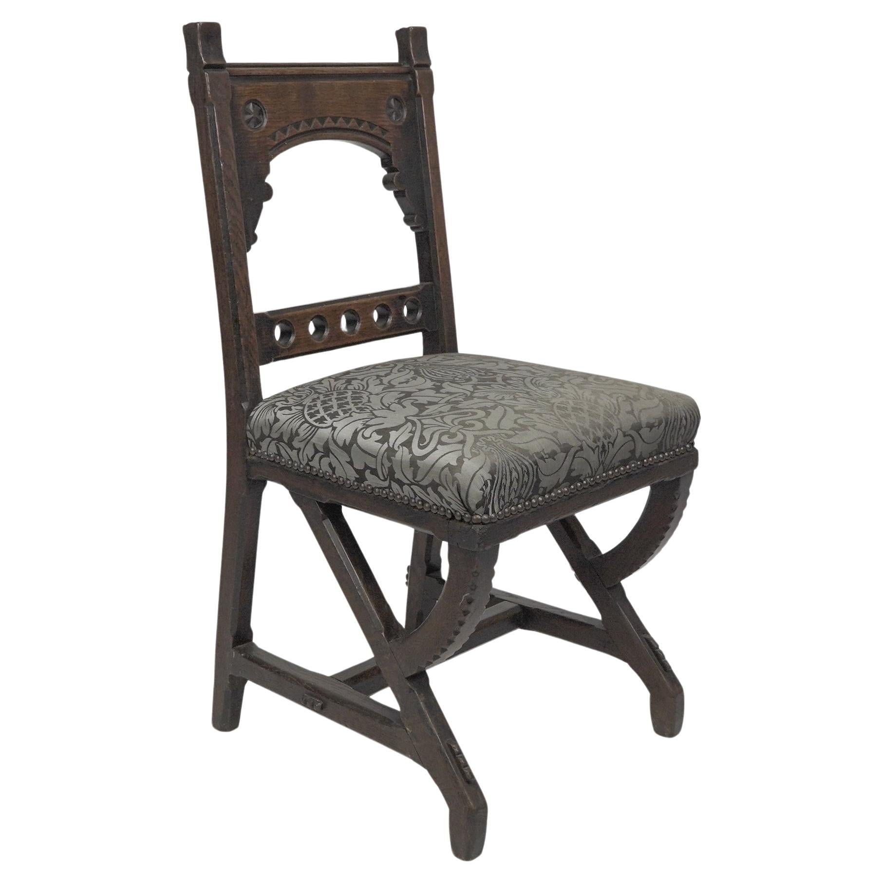 Charles Bevan zugeschrieben. Beistellstuhl aus Eiche im Stil der Gotik mit geschnitztem Dekor