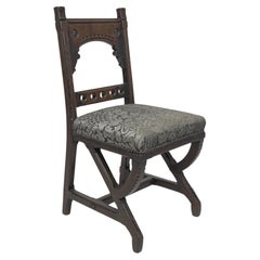 Charles Bevan zugeschrieben. Beistellstuhl aus Eiche im Stil der Gotik mit geschnitztem Dekor