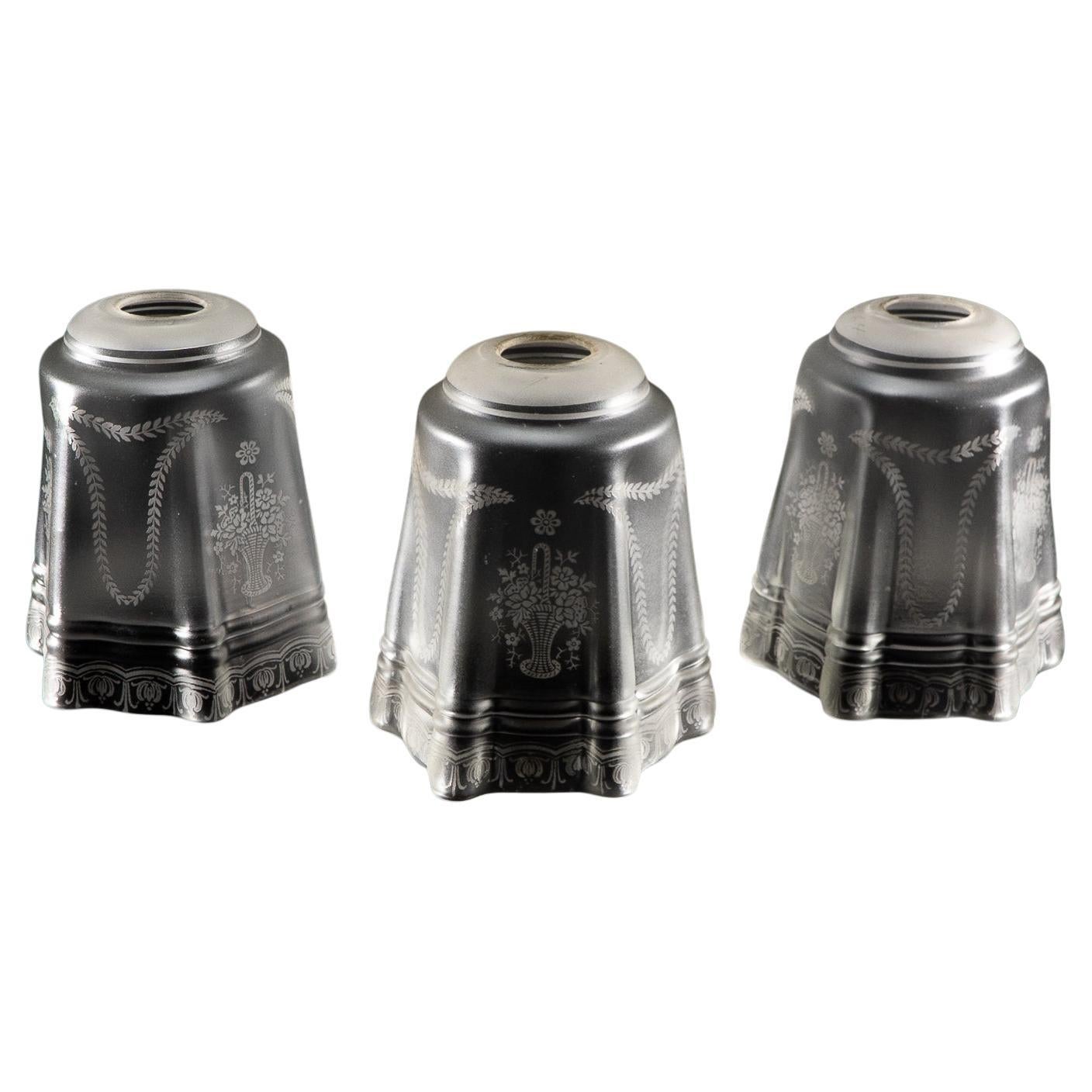 Ein Satz von drei säuregeätzten Milchglasschirmen im Angebot