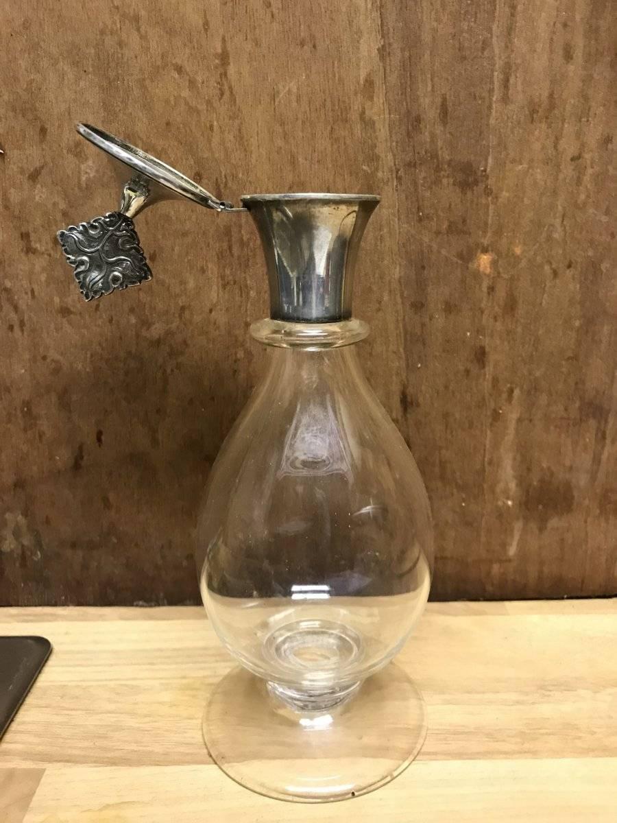 Greenwood y Watts. Pareja de decantadores de cristal montados en plata del Renacimiento Gótico. siglo XX en venta