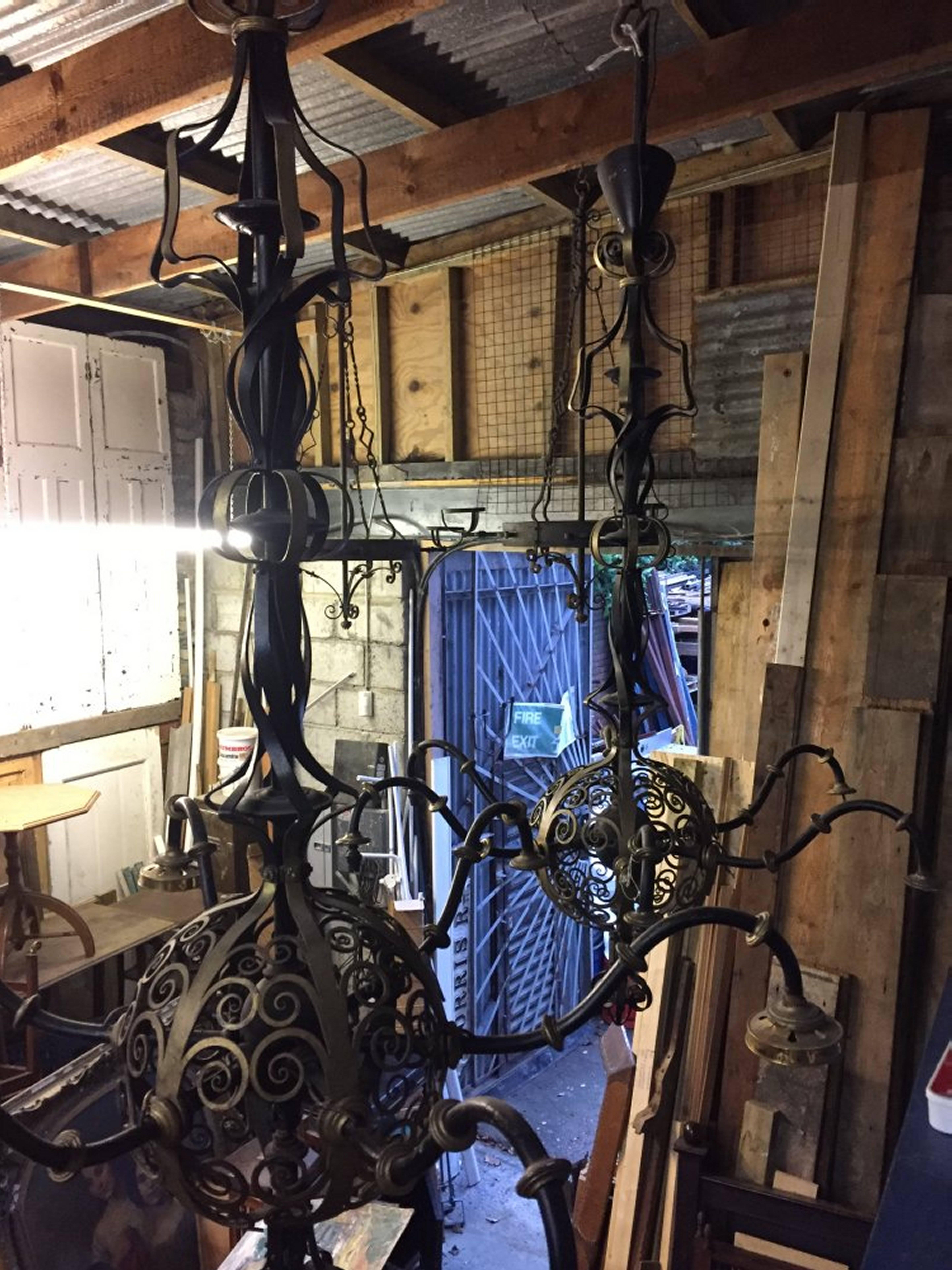 Spital & Clarke, Birmingham 3 enormi lampadari di arte e artigianato realizzati da un fabbro In condizioni buone in vendita a London, GB