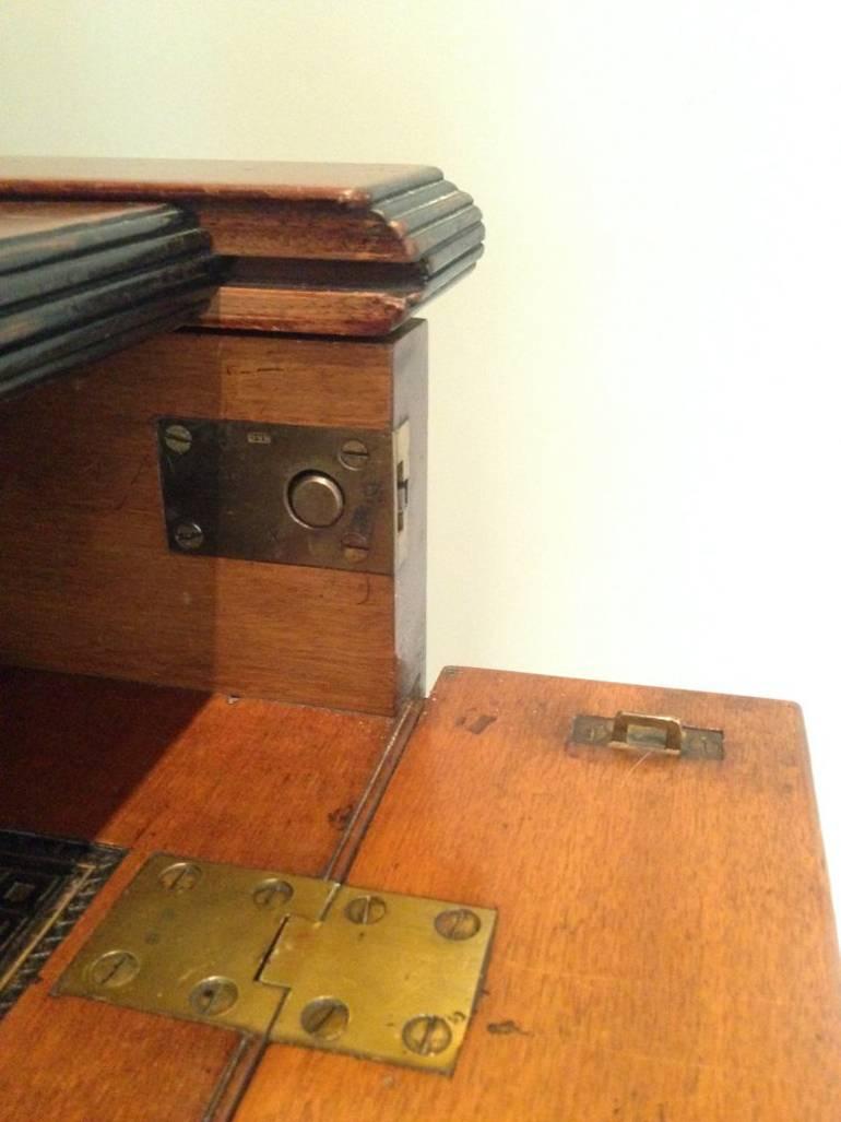 Seltener Schreibtisch aus Nussbaumholz im anglo-japanischen Stil entworfen von Thomas Jeckyll (Walnuss) im Angebot