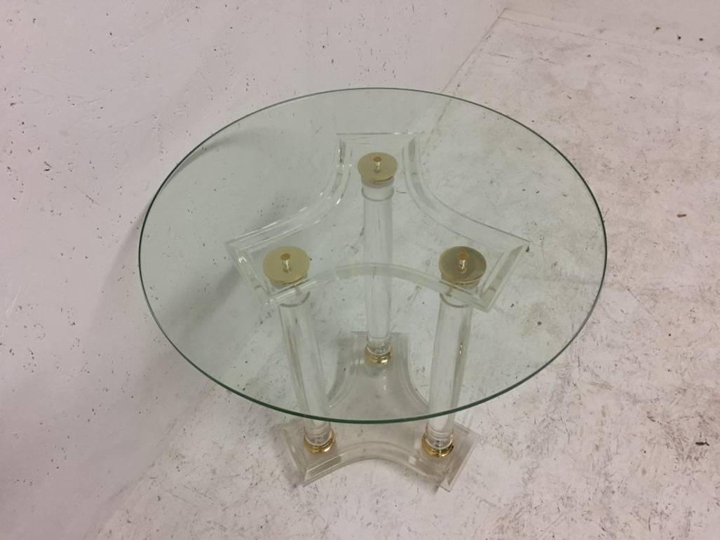 A French Mid-Century Modern Circular Lucite and Brass Side Table. In Good Condition For Sale In London, GB
