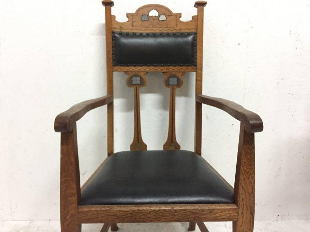 Fin du XIXe siècle Ensemble de six chaises Arts & Crafts avec incrustations florales stylisées en ébène d'étain en vente