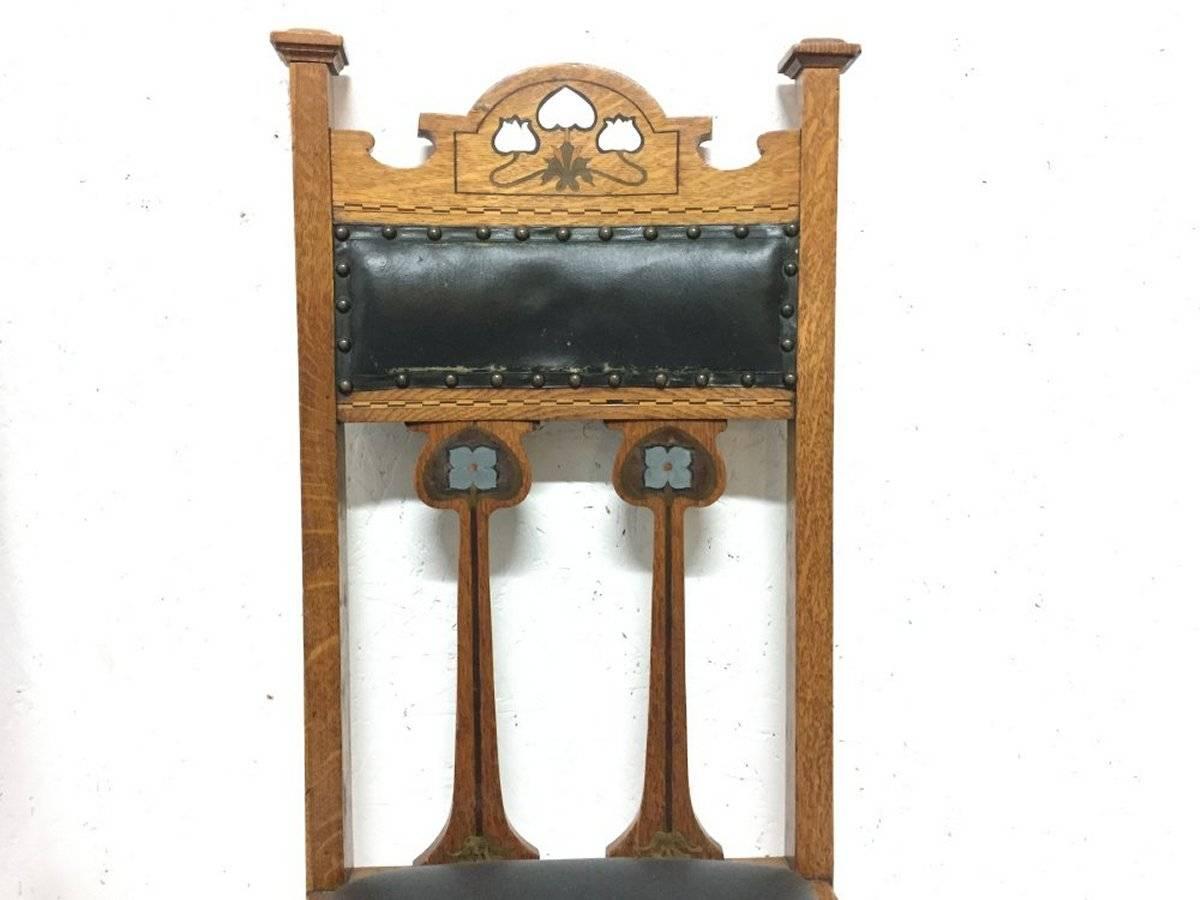Peltro Set di sei sedie Arts & Crafts con intarsi floreali stilizzati in peltro ed ebano in vendita