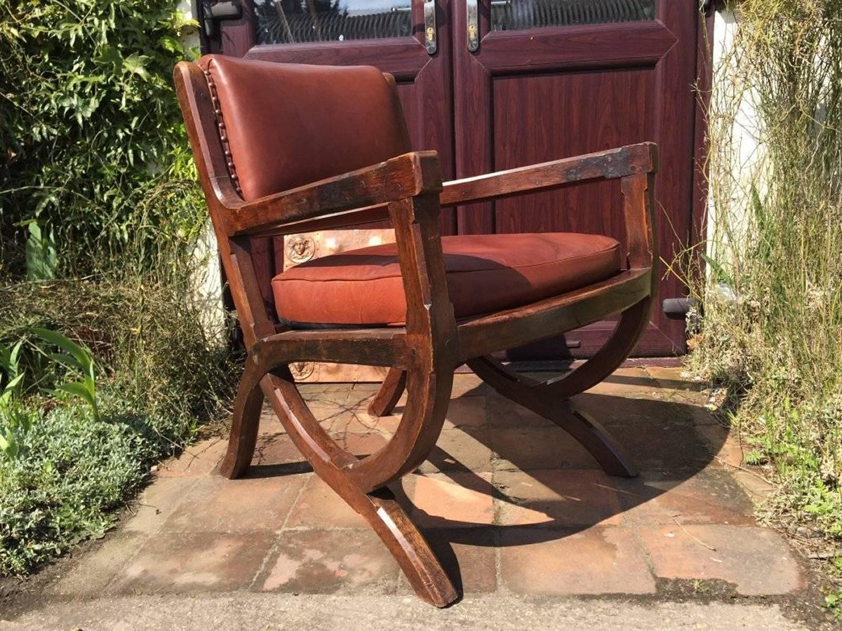 Anglais Fauteuil Arts & Crafts en chêne et cuir dans le style de E W Pugin avec style organique en vente