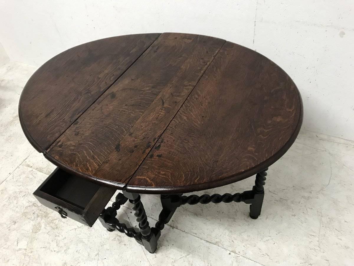Rare table à abattant en chêne du XVIIe siècle, en forme de torsade d'orge. Une machine très solide et saine, utilisable au quotidien, en très bon état compte tenu de son âge.
Il a également appartenu à l'actrice Jean Simmons, de même que le tapis
