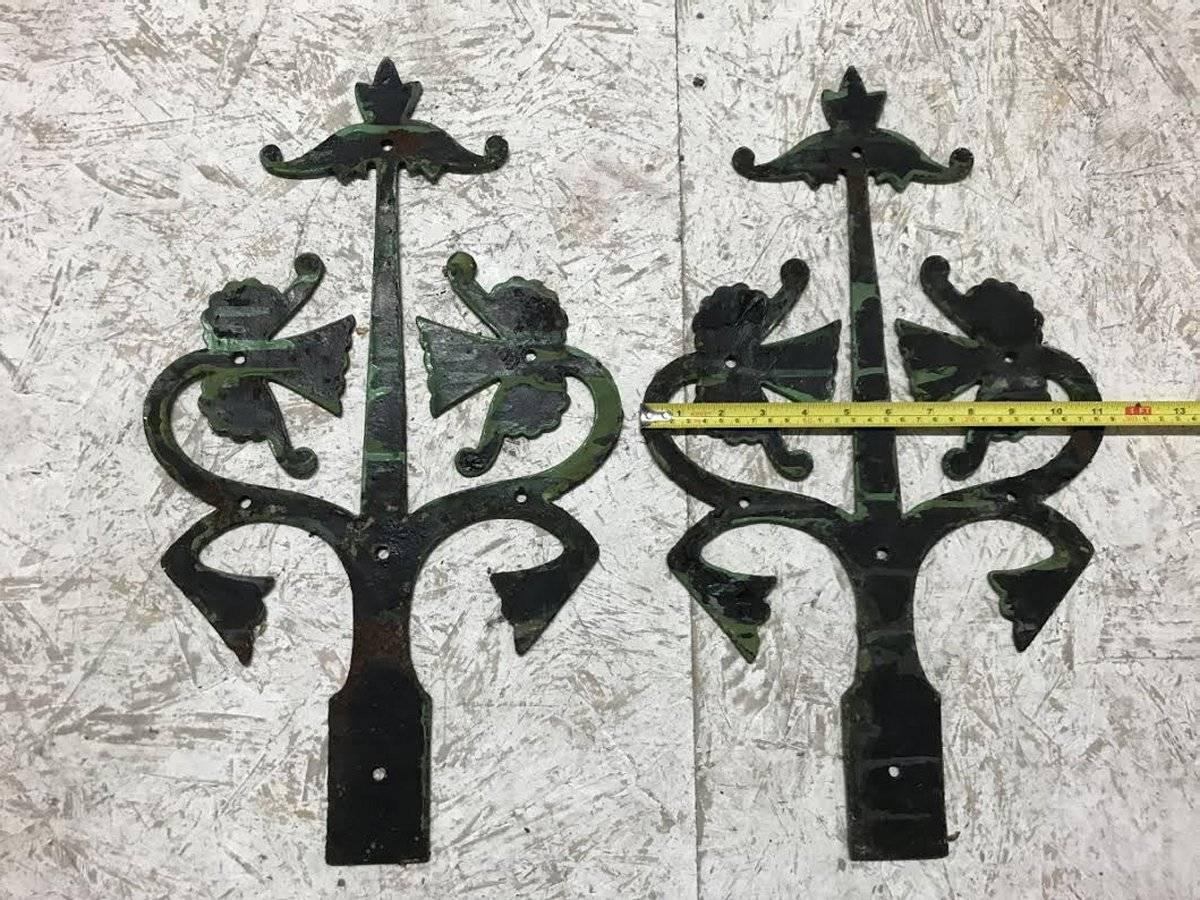 Pair of Gothic Revival Cast Iron Hinges In Good Condition For Sale In London, GB