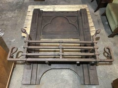 William Burges di Francis Skidmore, un raro inserto per il fuoco in ghisa del Rinascimento Gotico