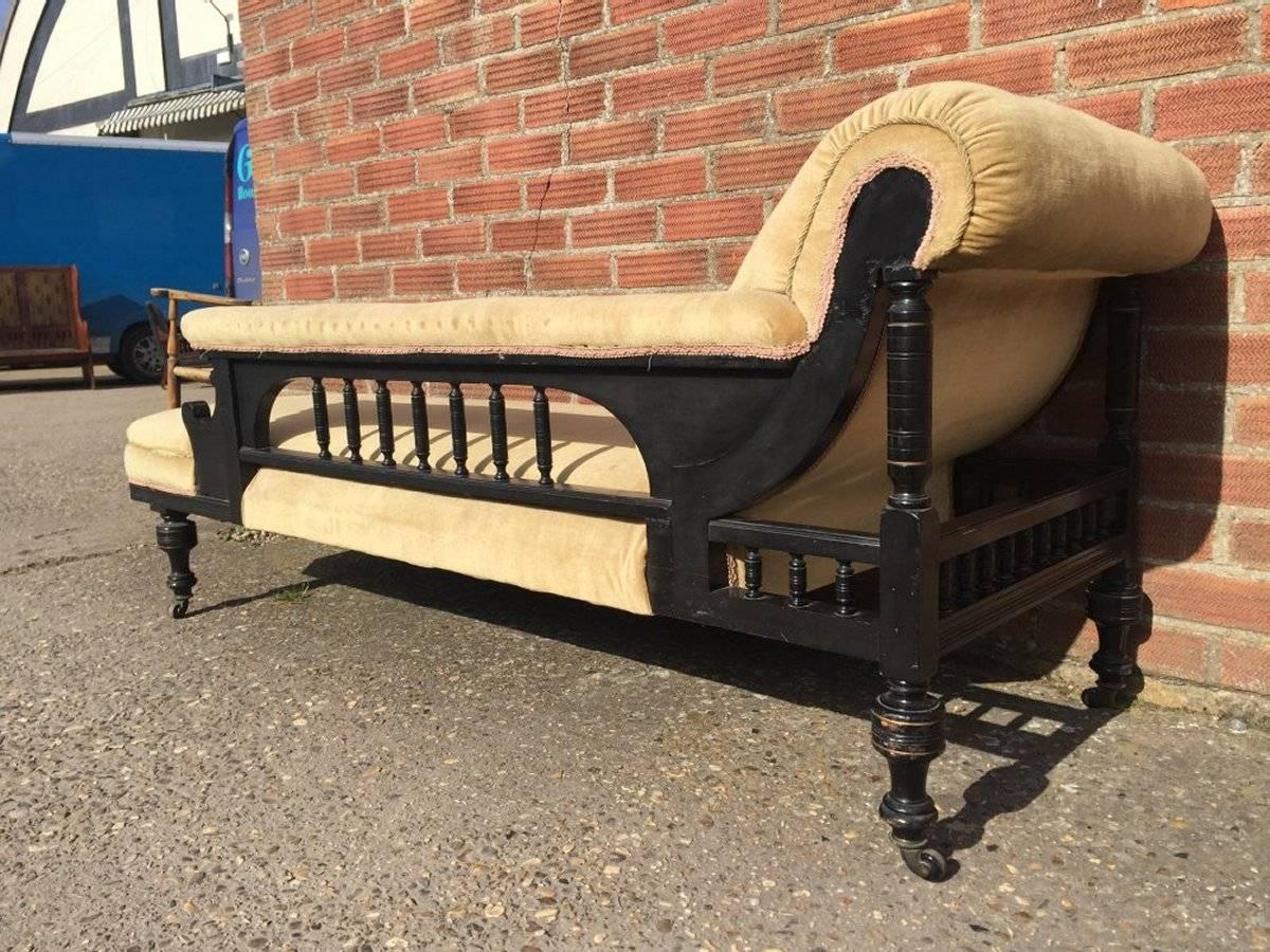 Late 19th Century Good Quality Aesthetic Movement Ebonized and Parcel-Gilt Chaise Longue
