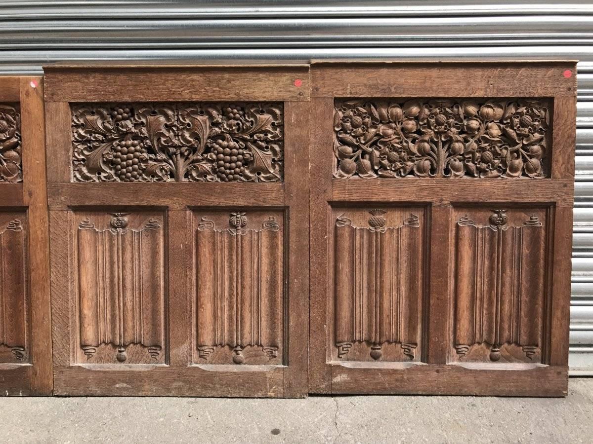 Style of Arthur Simpson of Kendal.
Four lengths of early Arts and Crafts interior oak wall panelling with hand-carved roses, pomegranates and grapes to the upper sections and carved linen fold details to the lower sections topped with carved