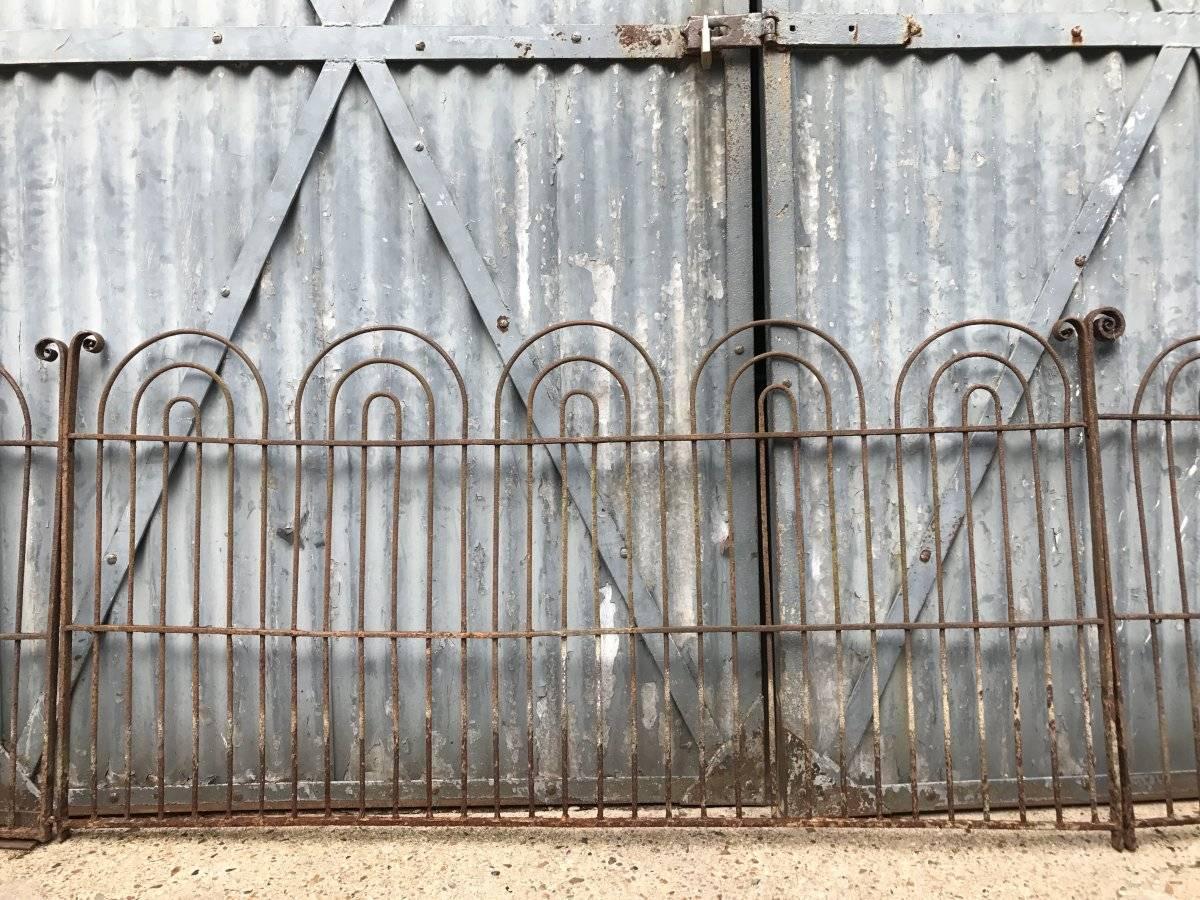 English Four Georgian Wrought Iron Railing Lengths with Hand-Formed Circular End Finials For Sale