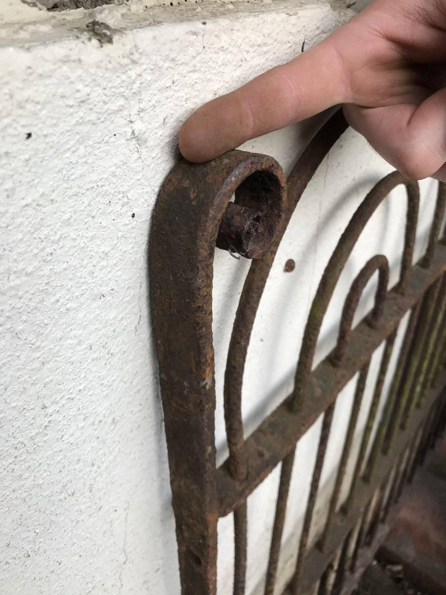 Four Georgian Wrought Iron Railing Lengths with Hand-Formed Circular End Finials In Good Condition For Sale In London, GB