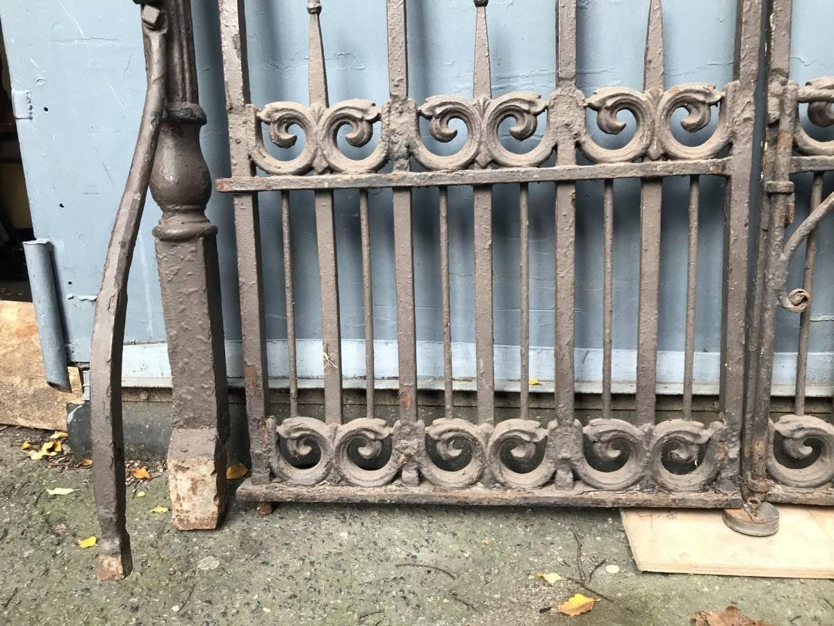 A Pair of Gothic Revival Cast Iron Gates with Acorn Finials & the Original Posts In Good Condition In London, GB