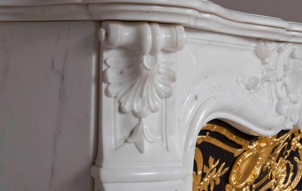 “Madame Du Barry” Louis XV Style Fireplace Made in Carrara Marble In Excellent Condition In Saint-Ouen, FR