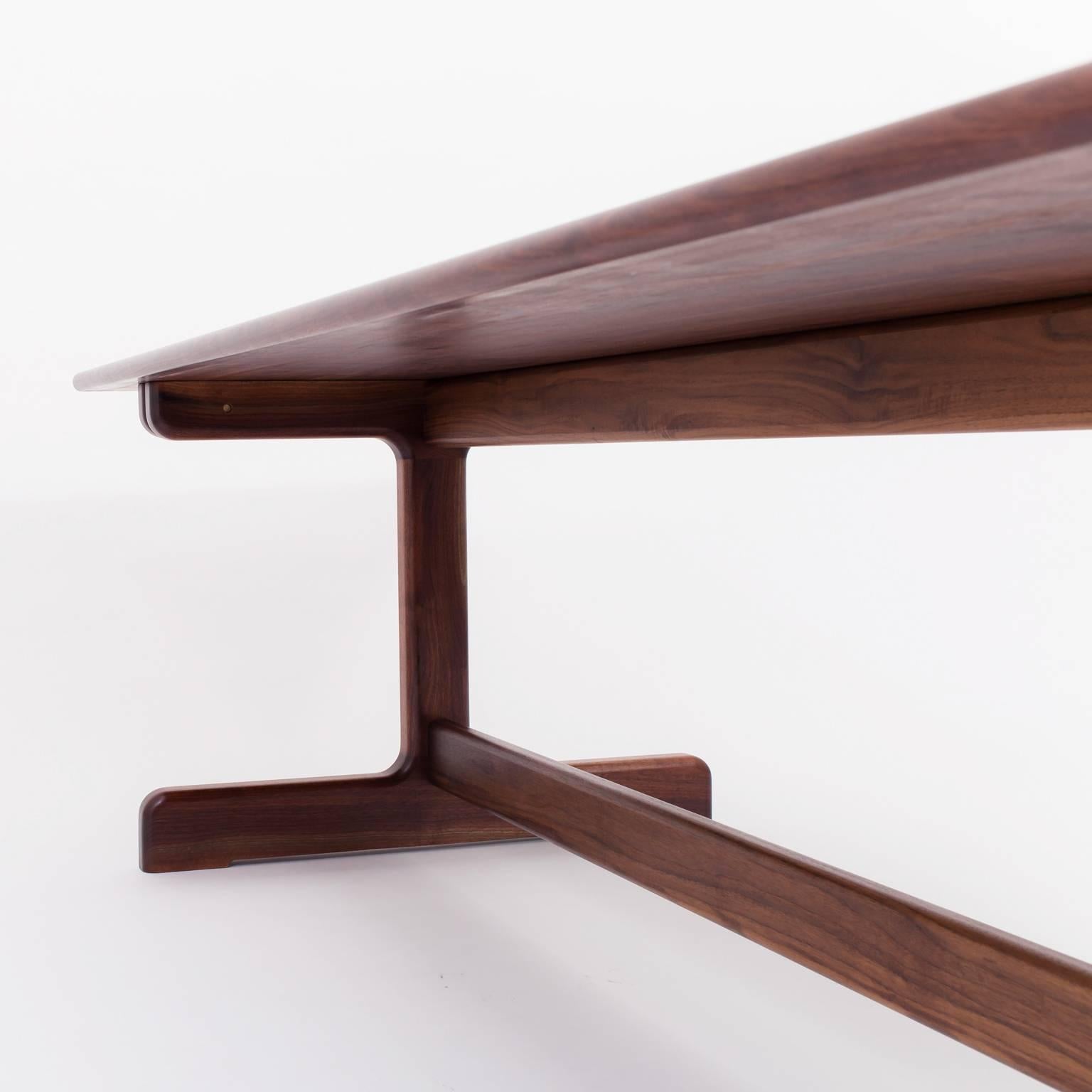 Mesa de Comedor Physalia LP, Pie Bajo en Nogal Americano Estadounidense en venta