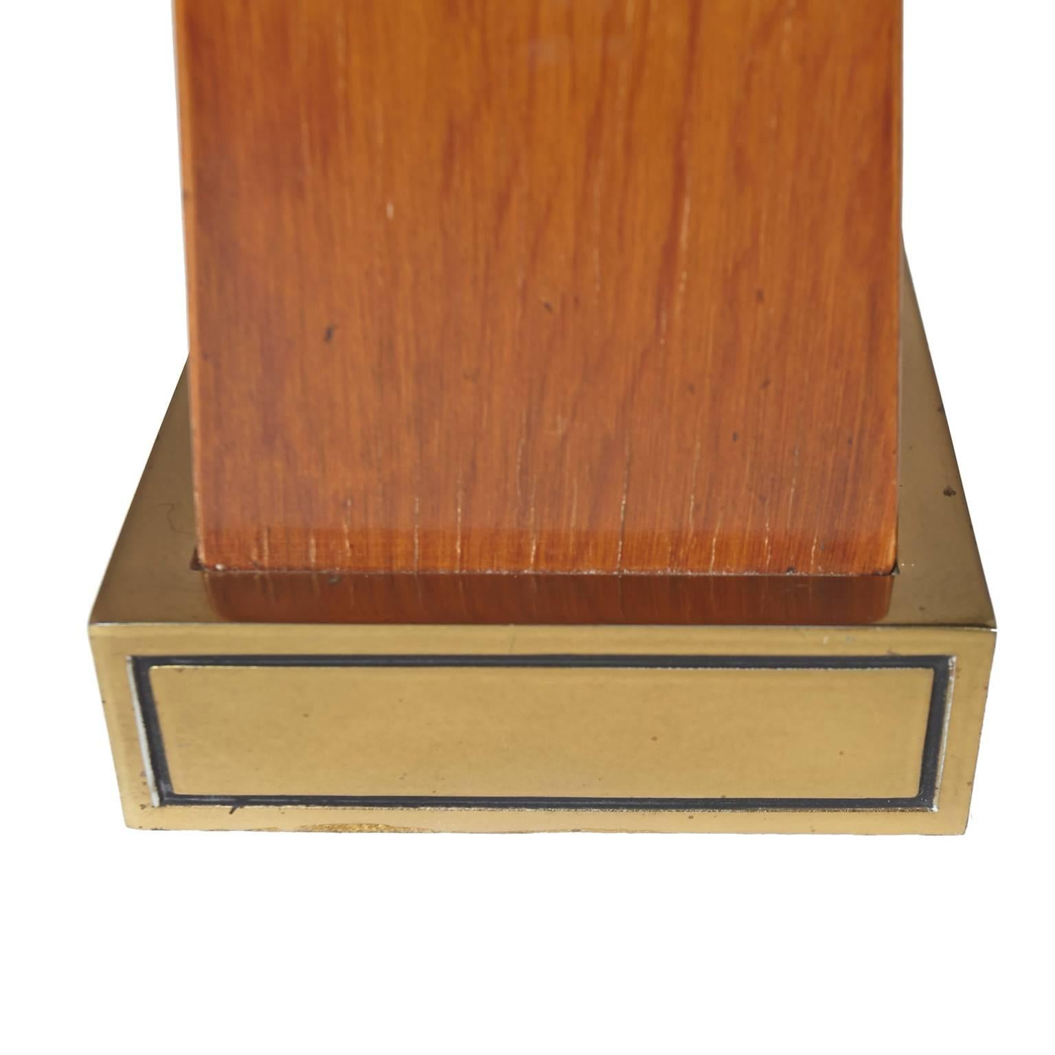 Stiffel Brass and Walnut Mid-Century Modern Obelisk Table Lamp with Brass Crown In Good Condition For Sale In Tucson, AZ
