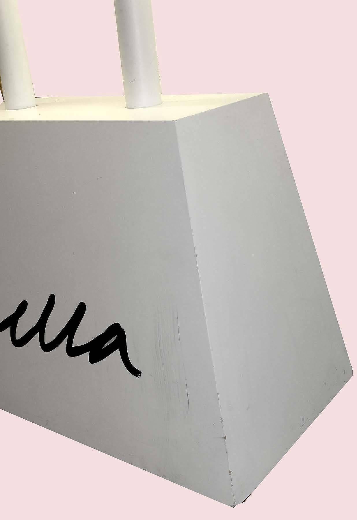 Una grande luce trasformata in una stella da Stella McCartney. Questo incredibile pezzo emana un'enorme quantità di luce. Realizzato con 30 tubi fluorescenti, ogni tubo può essere facilmente sostituito quando necessario. Un vero e proprio pezzo