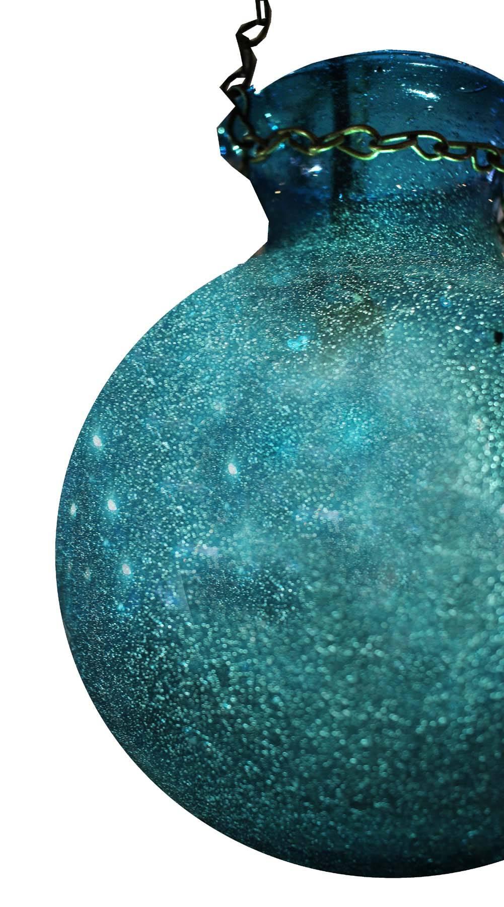 Amazing Egyptian glass chandelier. Huit pots en verre bleu du Nil avec un anneau et une chaîne en laiton brossé. Un look étonnant et qui peut être personnalisé en plusieurs tailles et couleurs. Dans le monde de l'éclairage original, vous ne