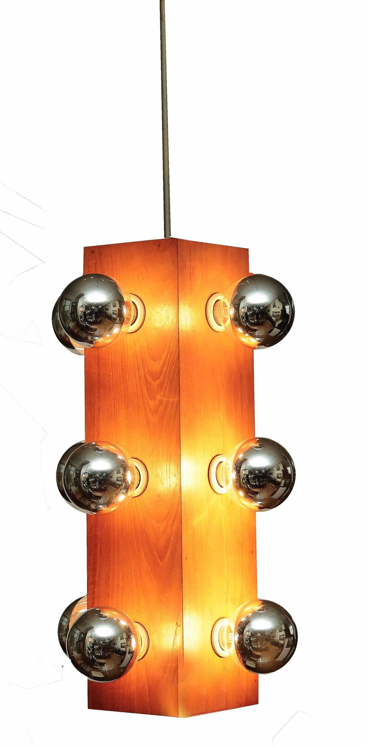 Beau luminaire du milieu du siècle, douze ampoules offrent une grande lumière ; la base en bois de rose est en parfait état de fonctionnement.