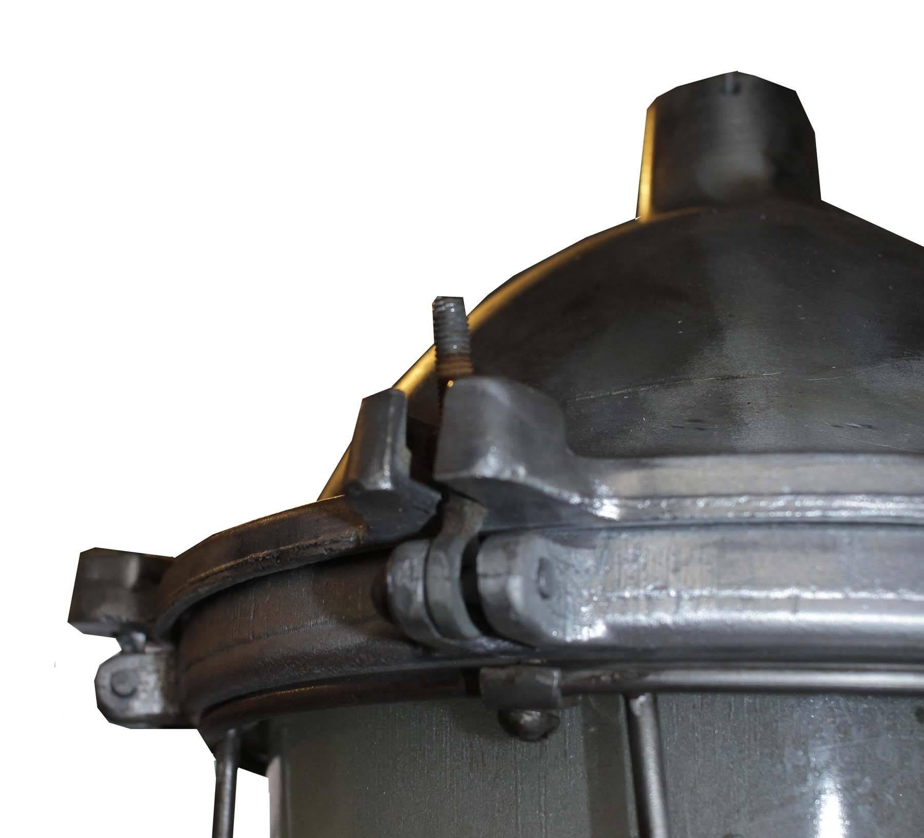Metà XX secolo Lampada a sospensione industriale in vendita