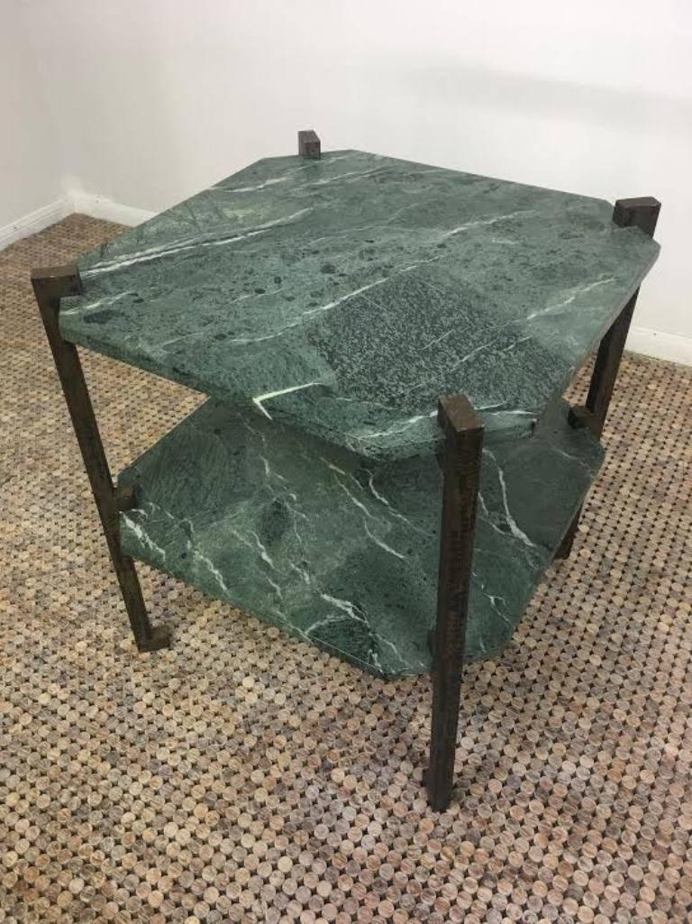 Moderne Table d'appoint italienne en granit et bronze Verde Italia en vente