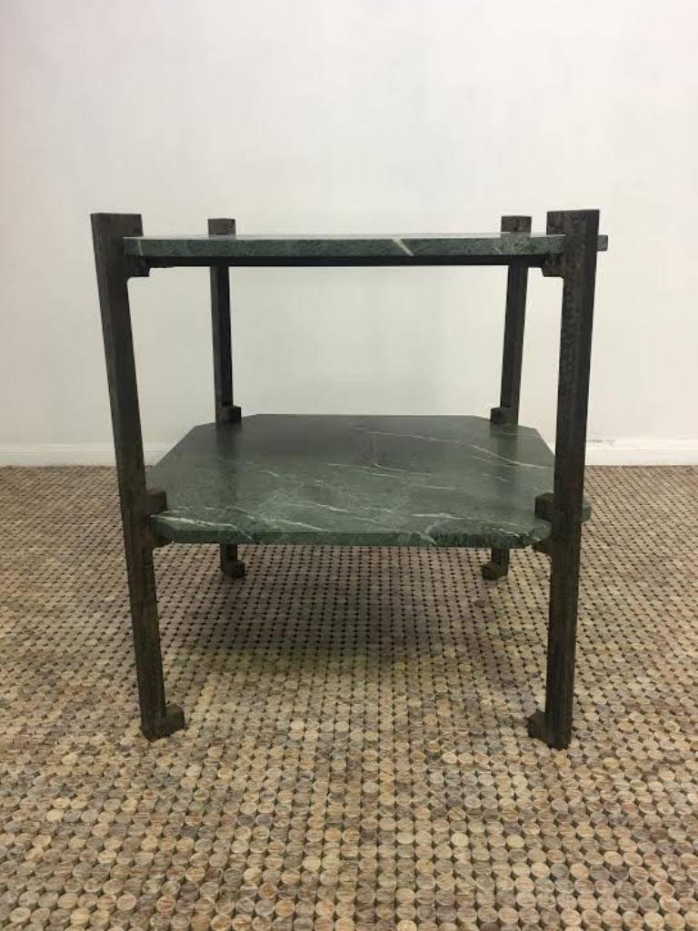 Forgé Table d'appoint italienne en granit et bronze Verde Italia en vente