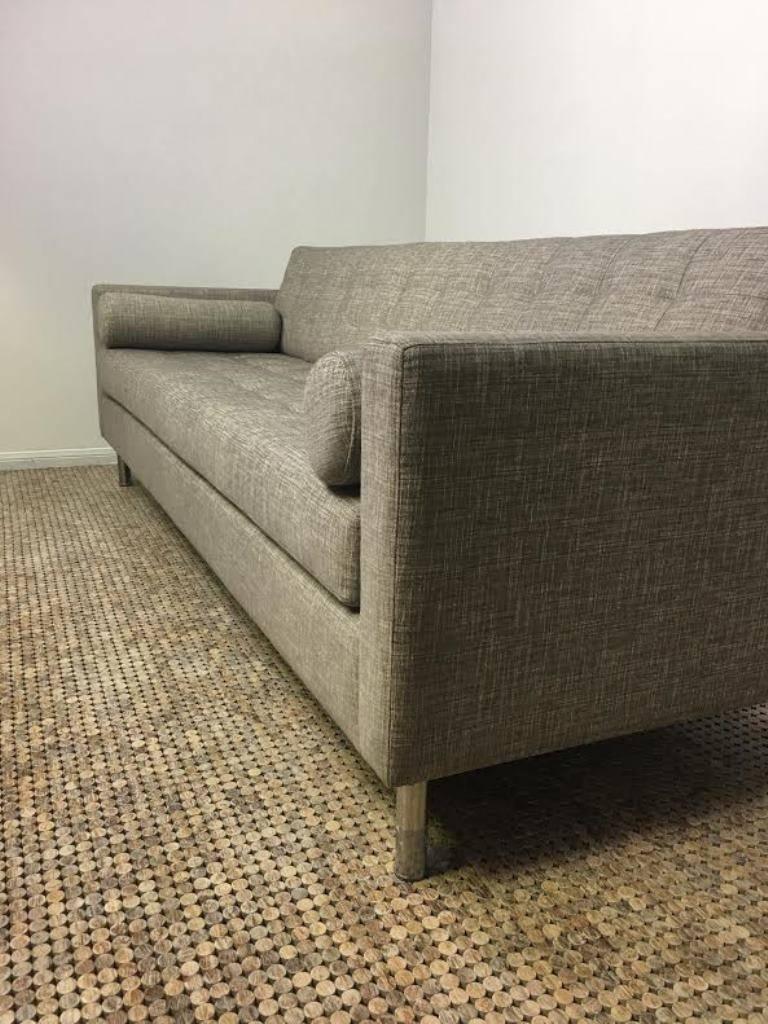 Melia Maßgeschneidertes modernes Sofa, auf Bestellung (amerikanisch) im Angebot