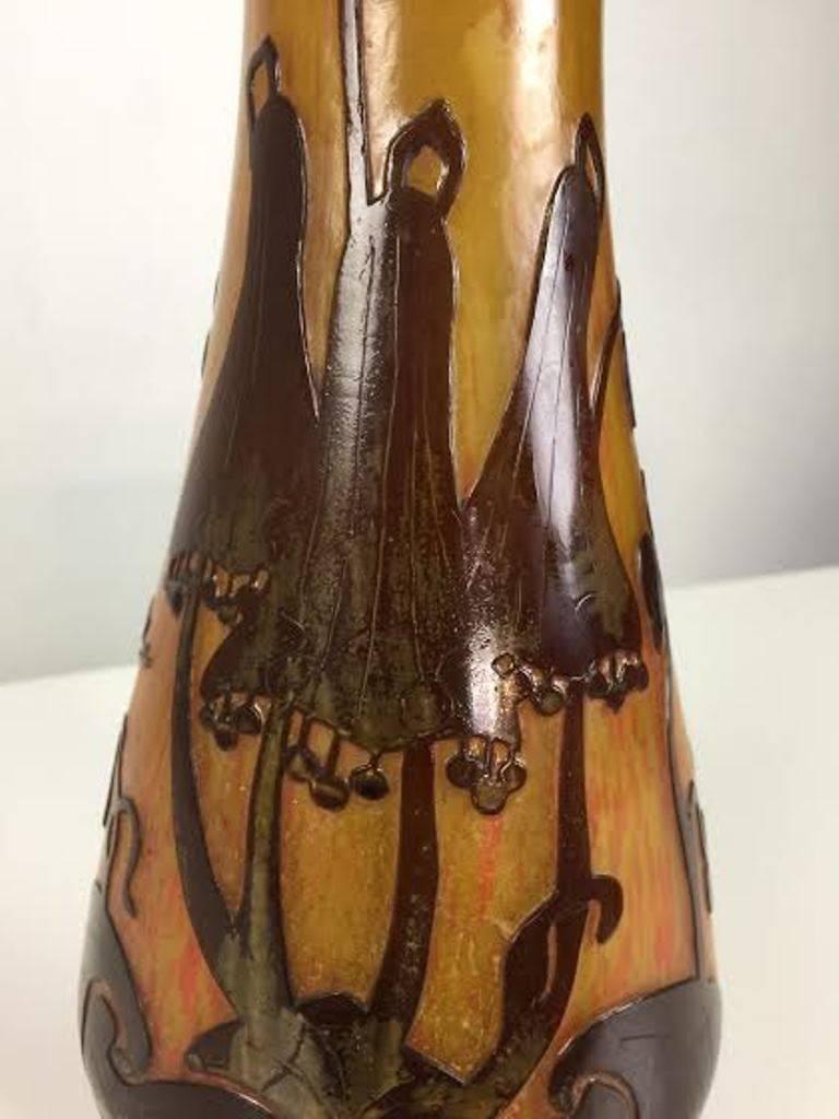 Un vaso Charder splendidamente progettato e decorato con vetro multistrato e dettagli incisi all'acido. Firmato 