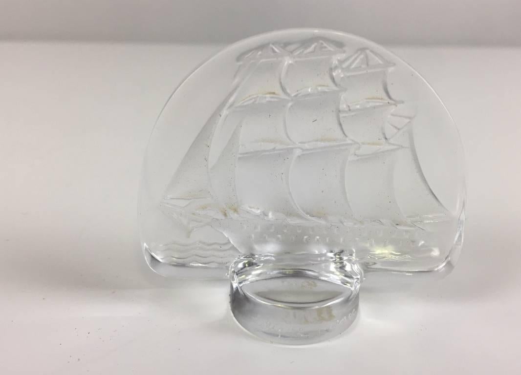 Lalique crystal clipper ship paperweight. Frosted and etched. Signed in the base.

Measure: 2.5
