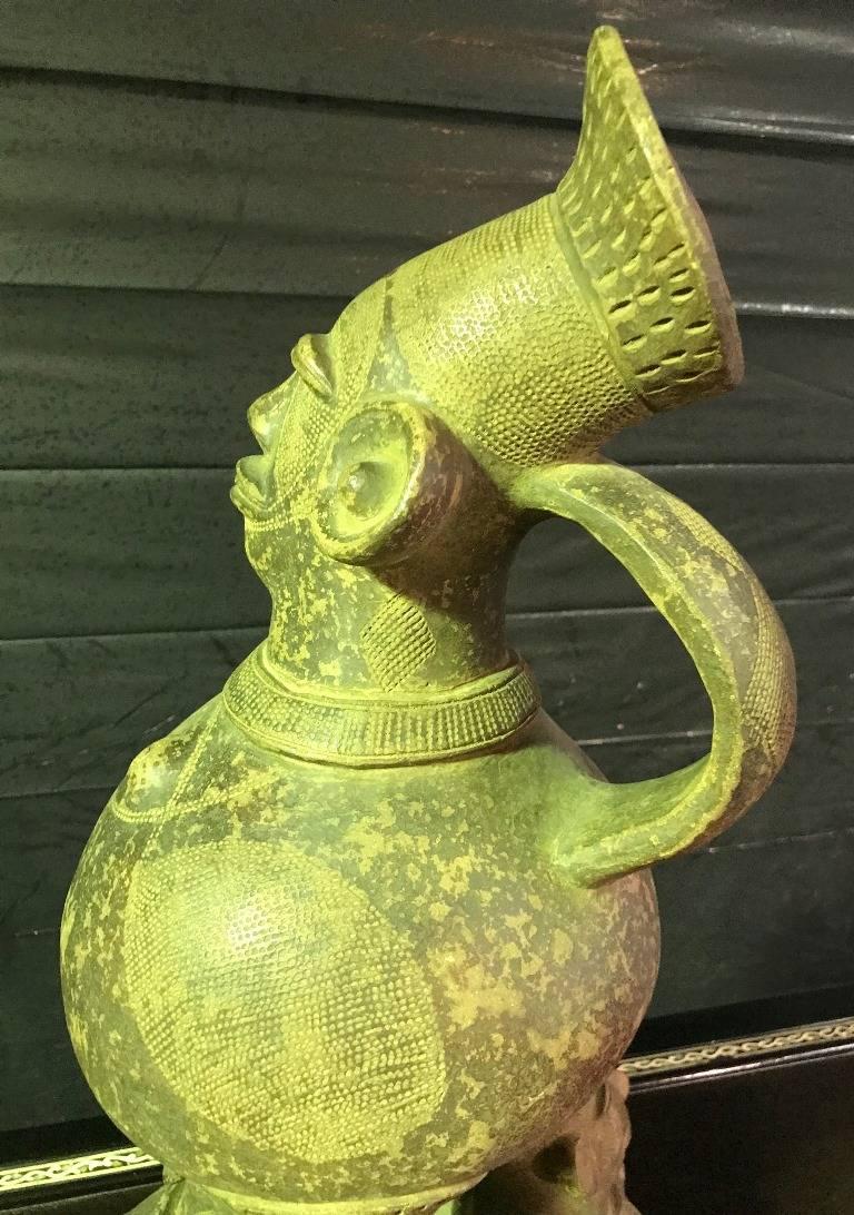 Gran vasija o jarra figurativa de cerámica antropomorfa africana Mangbetu siglo XX en venta