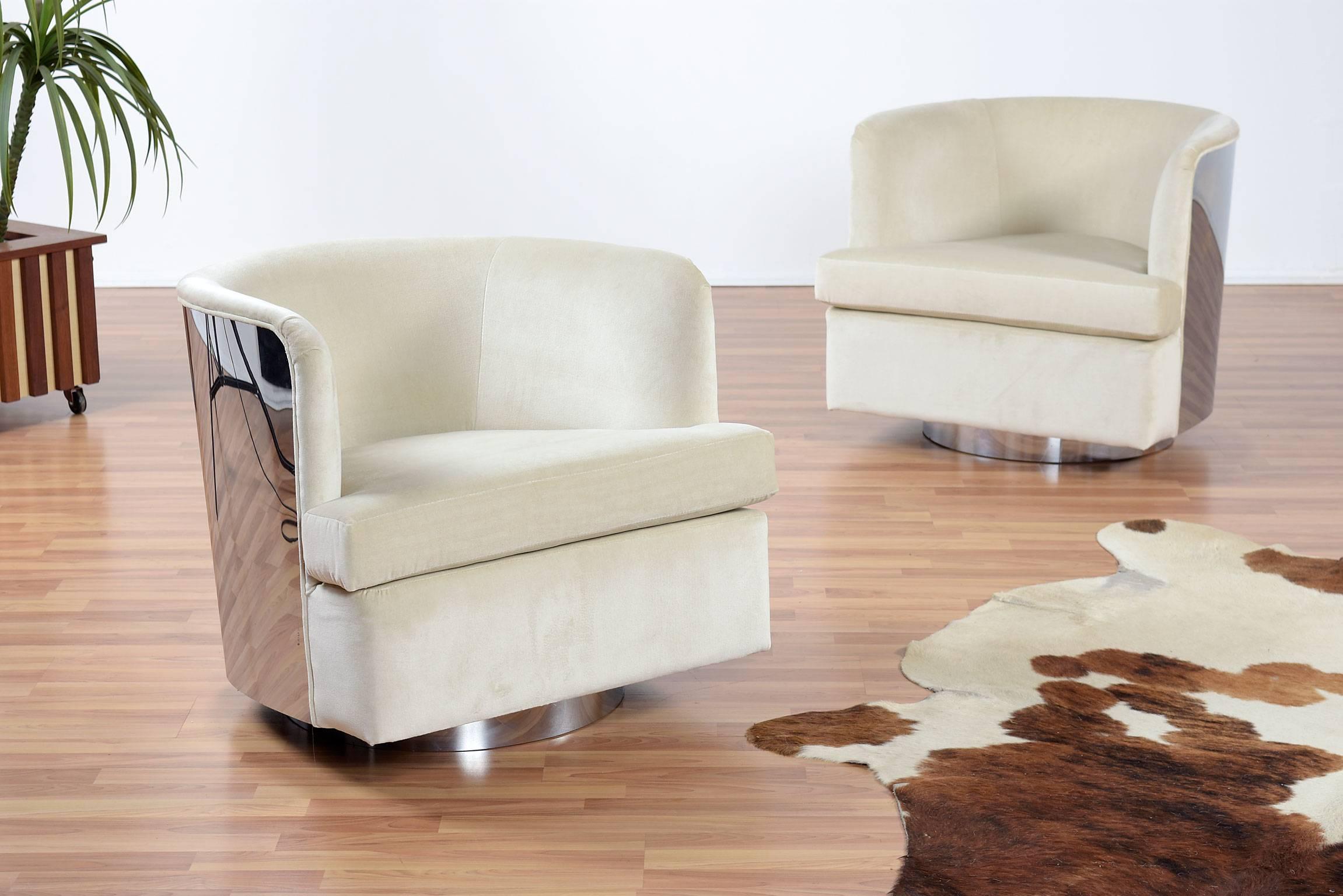 Milo Baughman Cream and Chrome Swivel Barrel Chairs In Excellent Condition In Chattanooga, TN