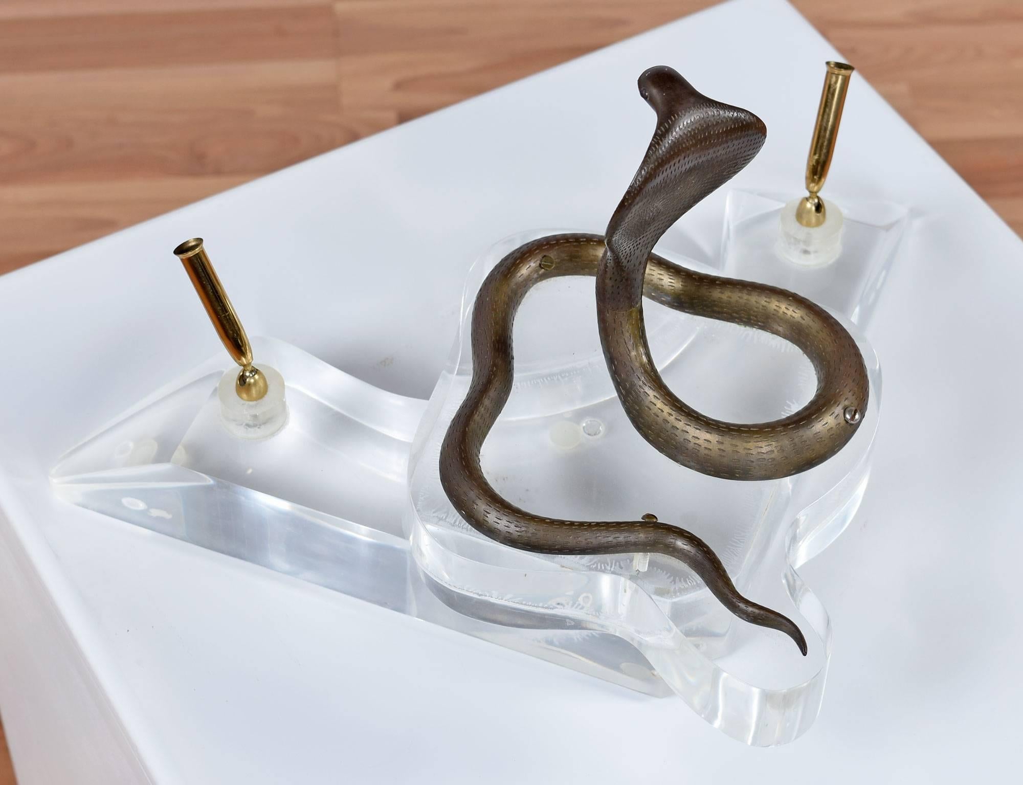 Vintage Brass and Lucite Cobra Snake Double Pen Caddy In Excellent Condition In Chattanooga, TN