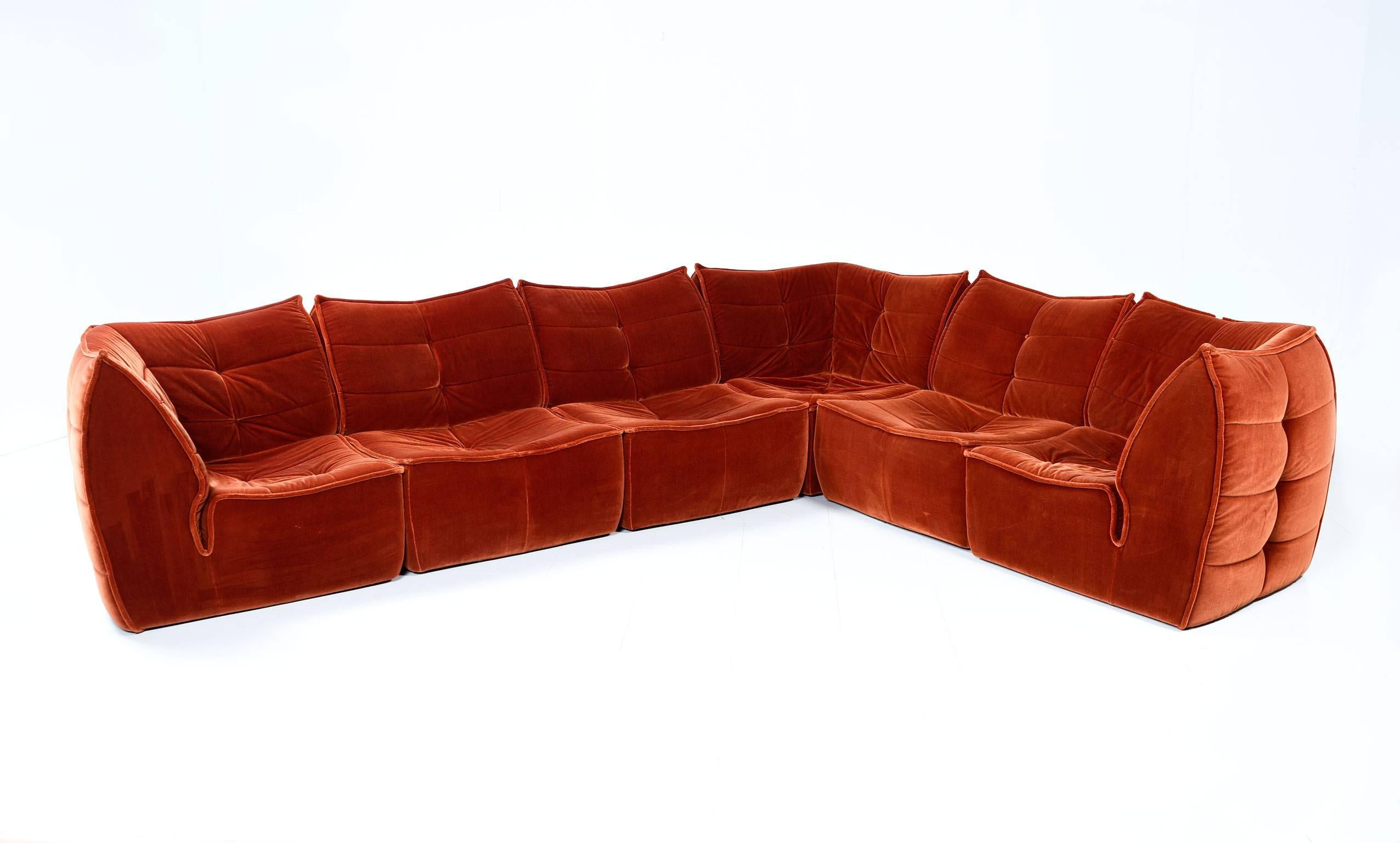 Luxurious and sexy 1970s modular conversation pit group sectional sofa consists of 6 pieces. Use all modules in the arrangement or break the pieces into smaller groups. The group consists of three corner pieces and three straight side modules. No