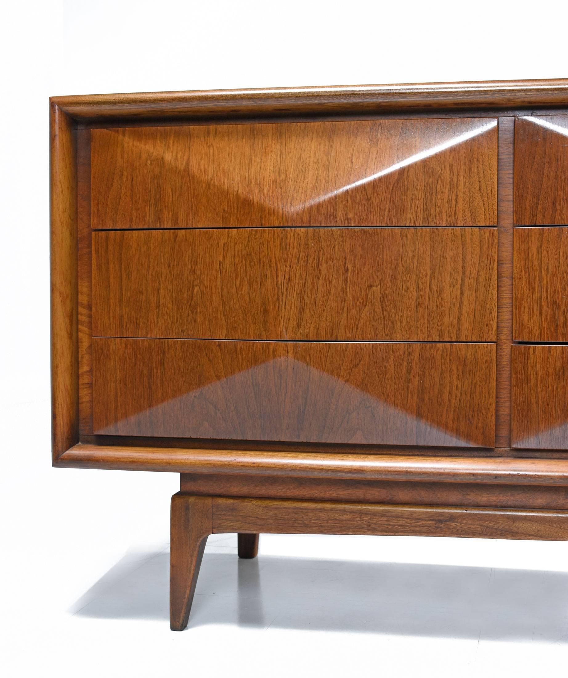 united furniture diamond dresser