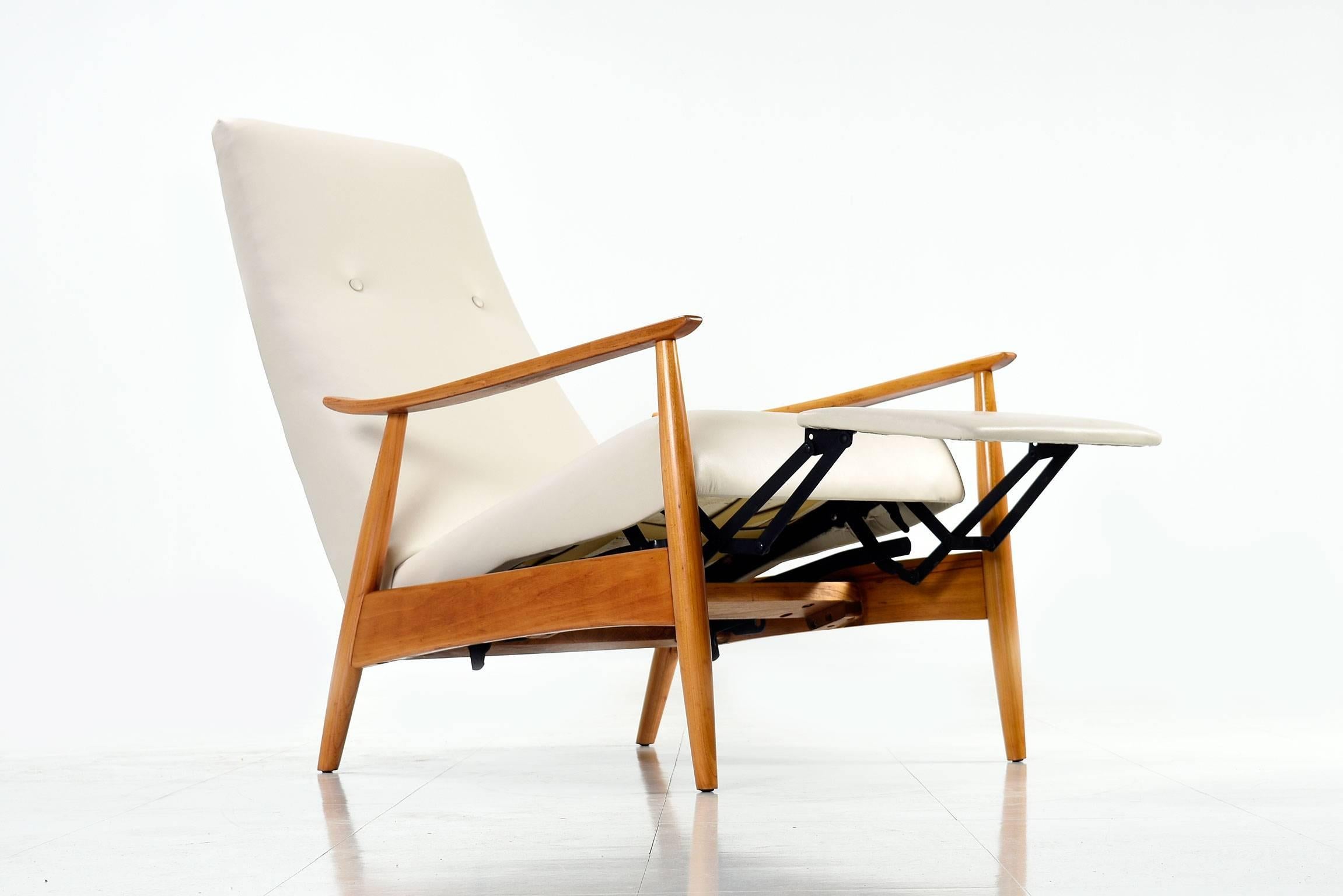 Milo Baughman for Thayer Coggin Oak Reclining Leather Lounge Chair In Excellent Condition In Chattanooga, TN