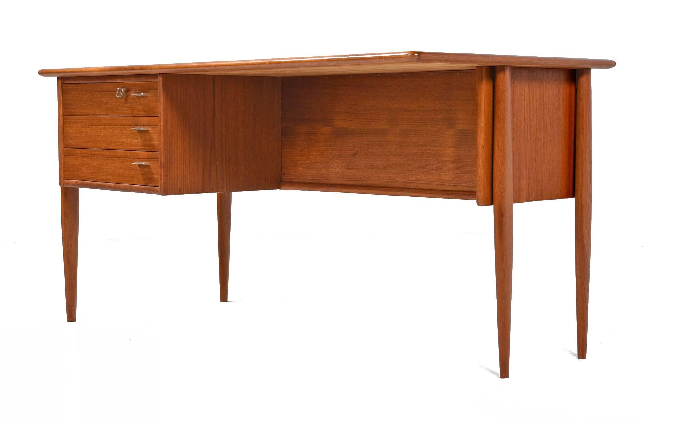 1960s Scandinavian Modern Teak Desk with Bookcase In Excellent Condition In Chattanooga, TN