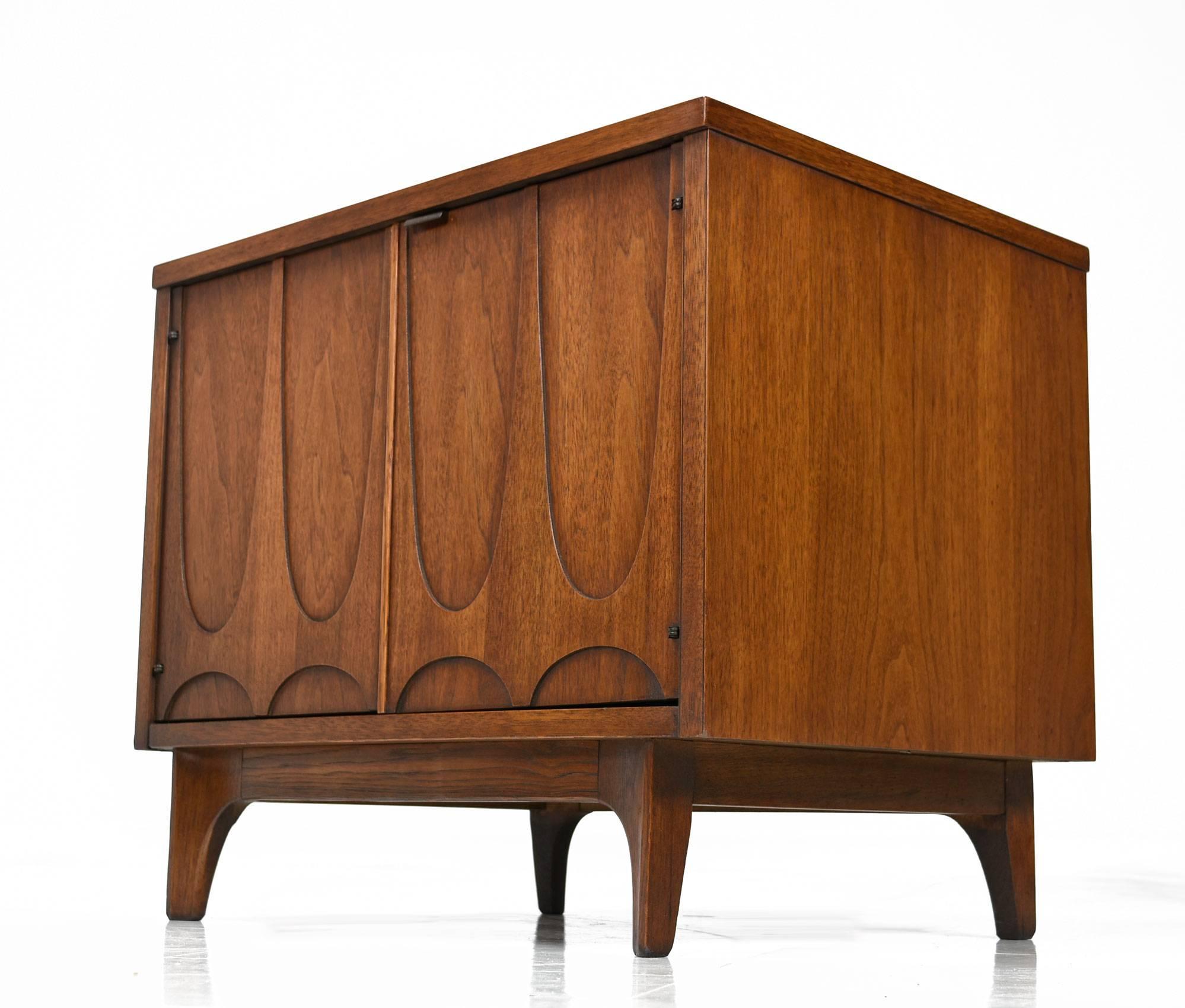 discontinued broyhill nightstands