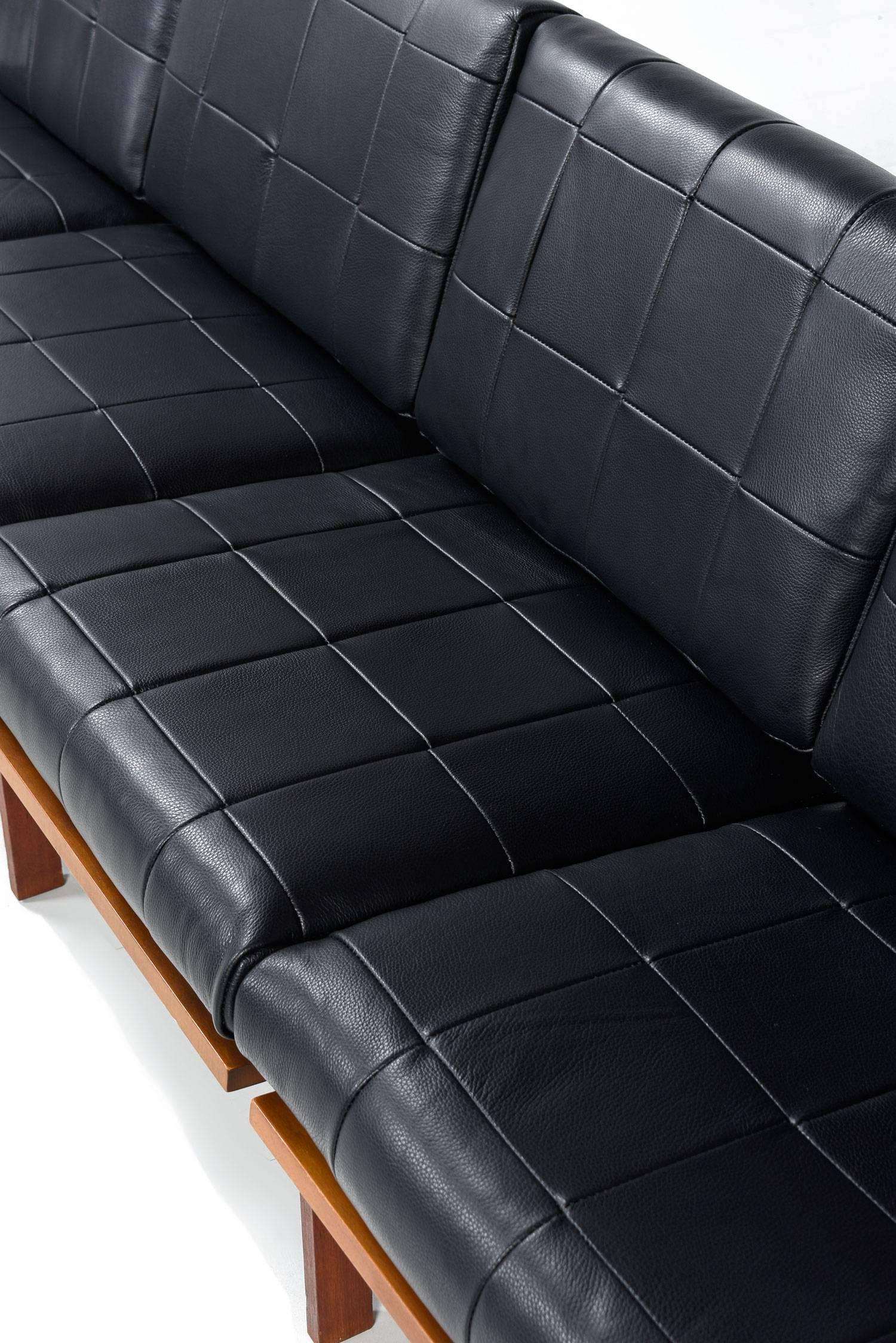 Black Leather Illum Wikkelso for N. Eilersen Adjustable Teak Sofa, 1960s In Excellent Condition In Chattanooga, TN