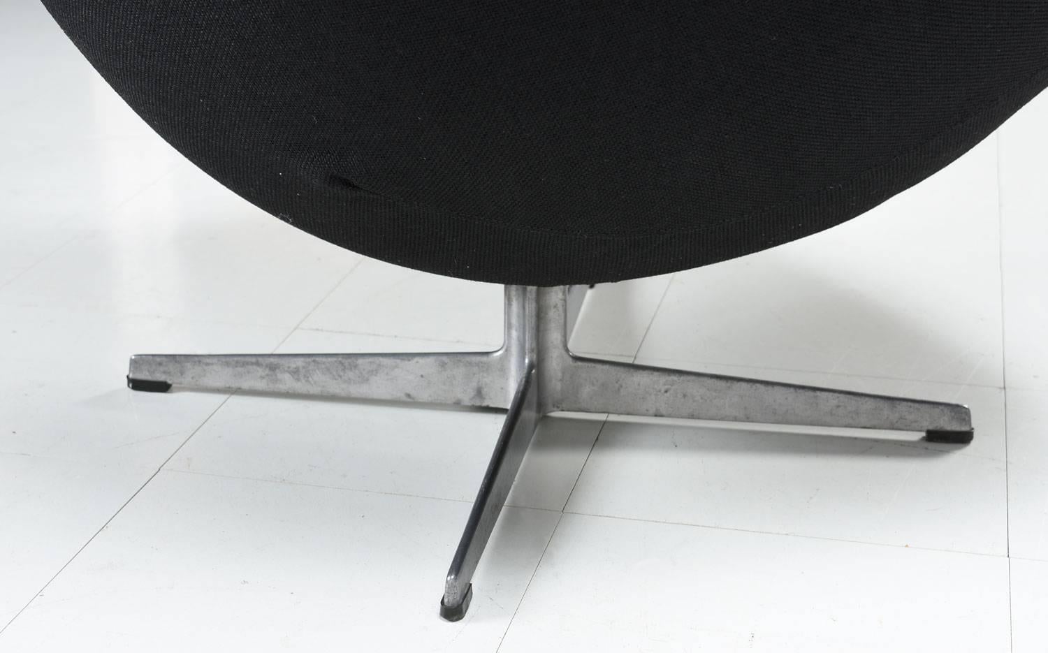 Mid-Century Modern Authentic Arne Jacobsen for Fritz Hansen Egg Chair Reupholstered in Black, 1960s