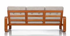 Dänisches modernes Sofa aus massivem Teak in silbergrauem Stoff:: circa 1980er Jahre