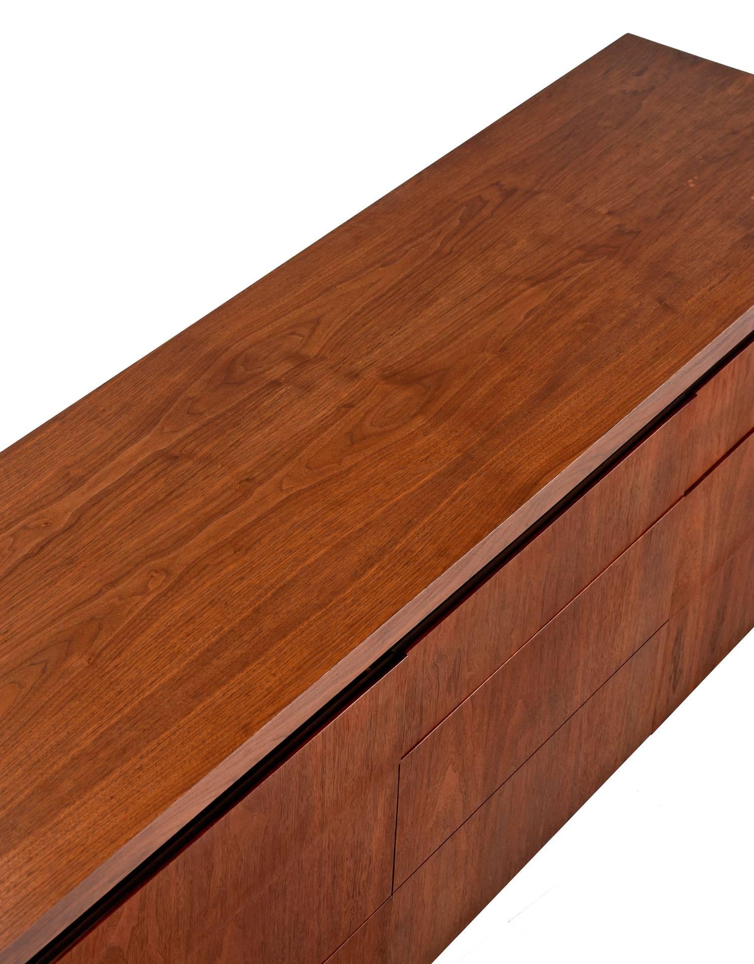 American Dillingham Mid-Century Modern Walnut Dresser Credenza, circa 1970s