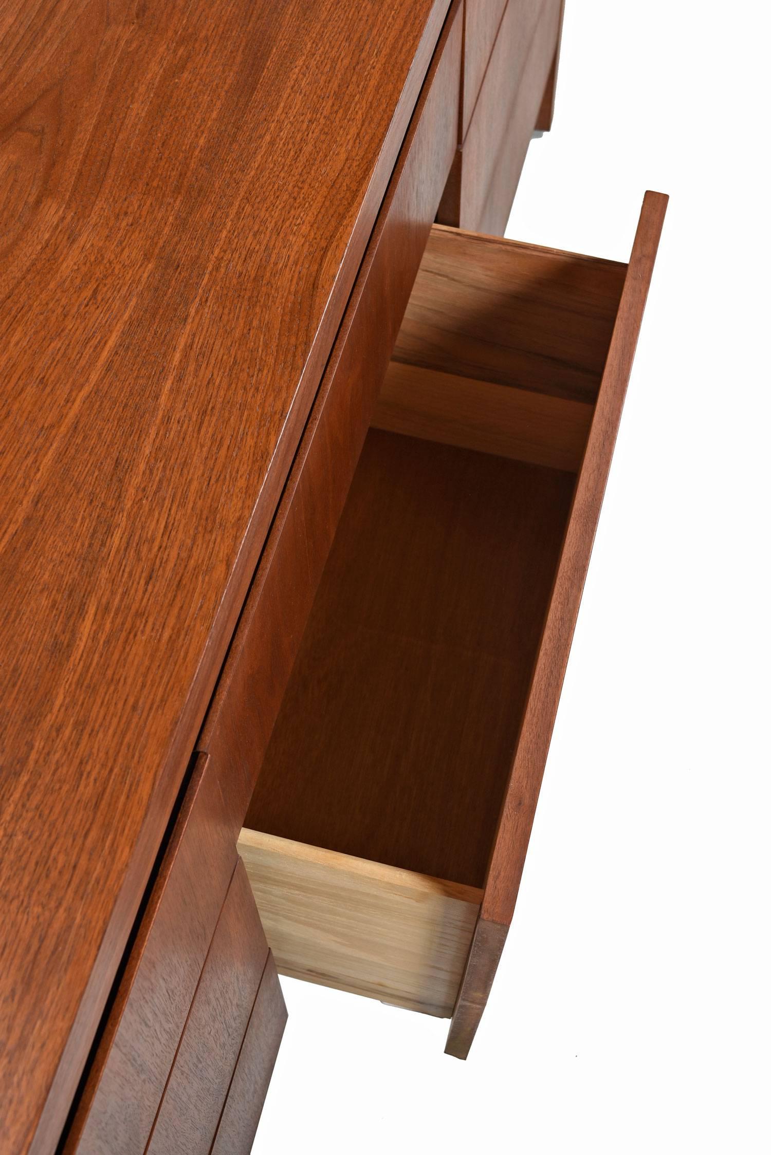 Veneer Dillingham Mid-Century Modern Walnut Dresser Credenza, circa 1970s