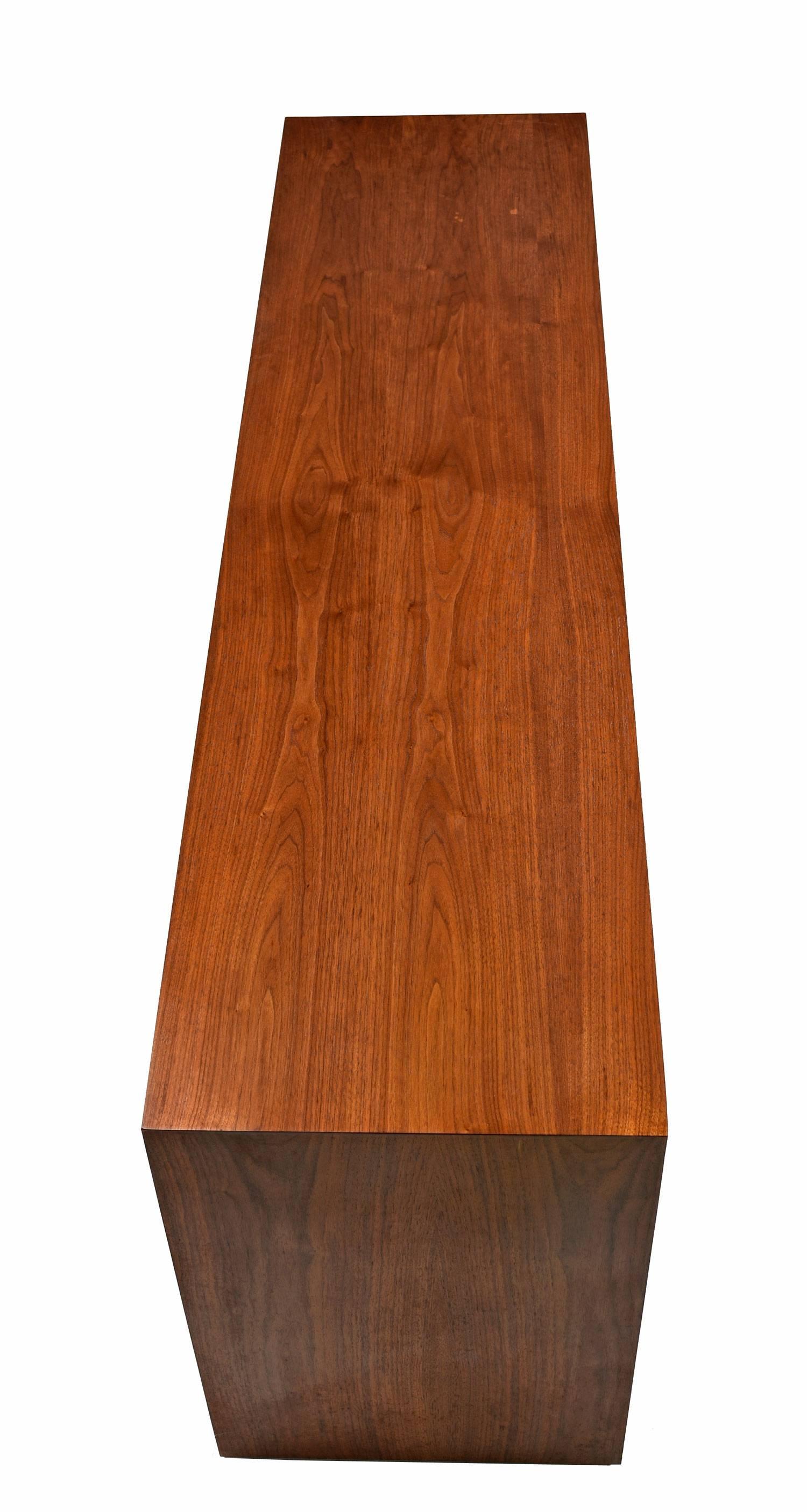 Dillingham Mid-Century Modern Walnut Dresser Credenza, circa 1970s In Good Condition In Chattanooga, TN