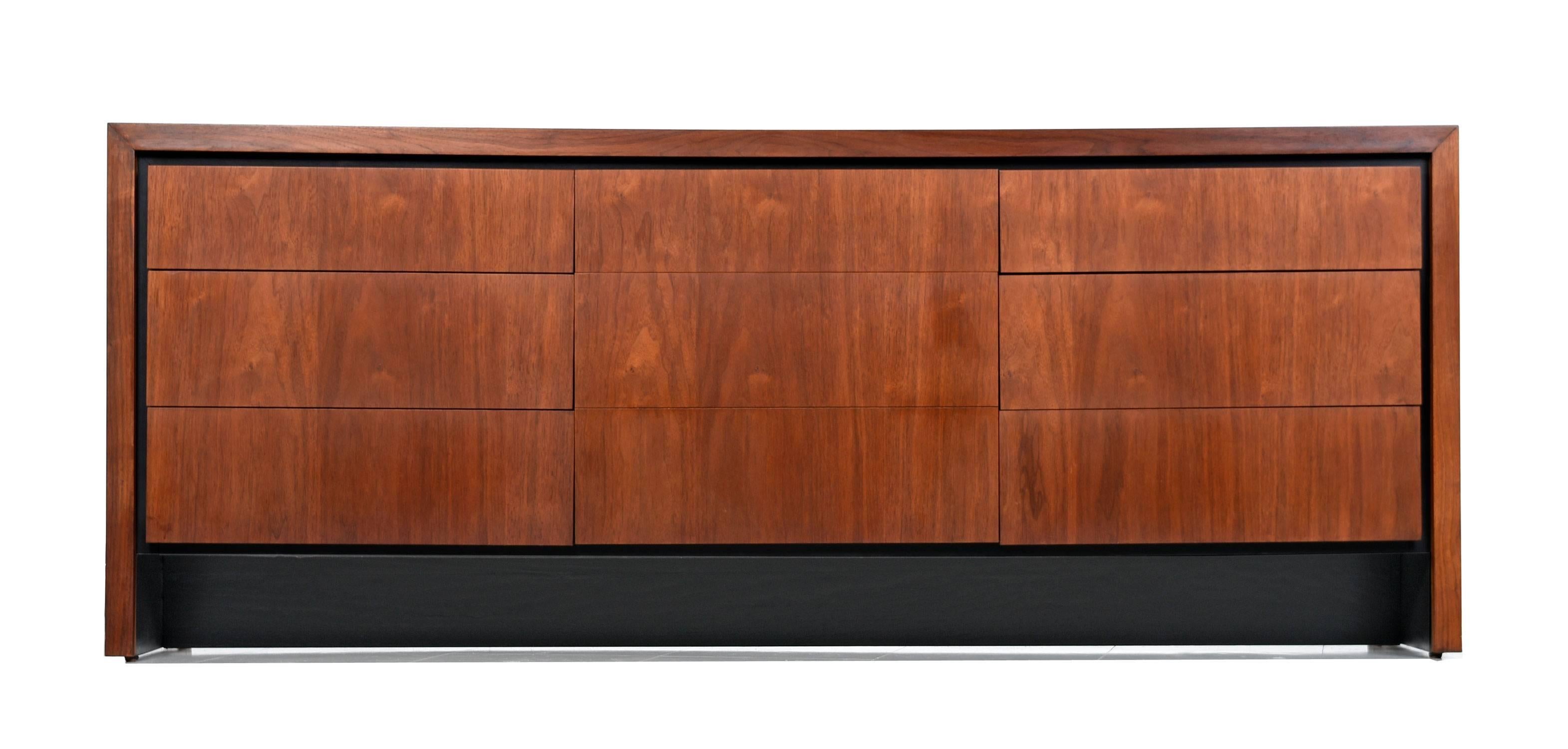 Mid-Century Modern Dillingham esprit dresser with eight spacious drawers. The bottom portion of the centre column looks like two individual drawers but it's actually one deep drawer. This deeper drawer is ideal for storing bedding or other bulky