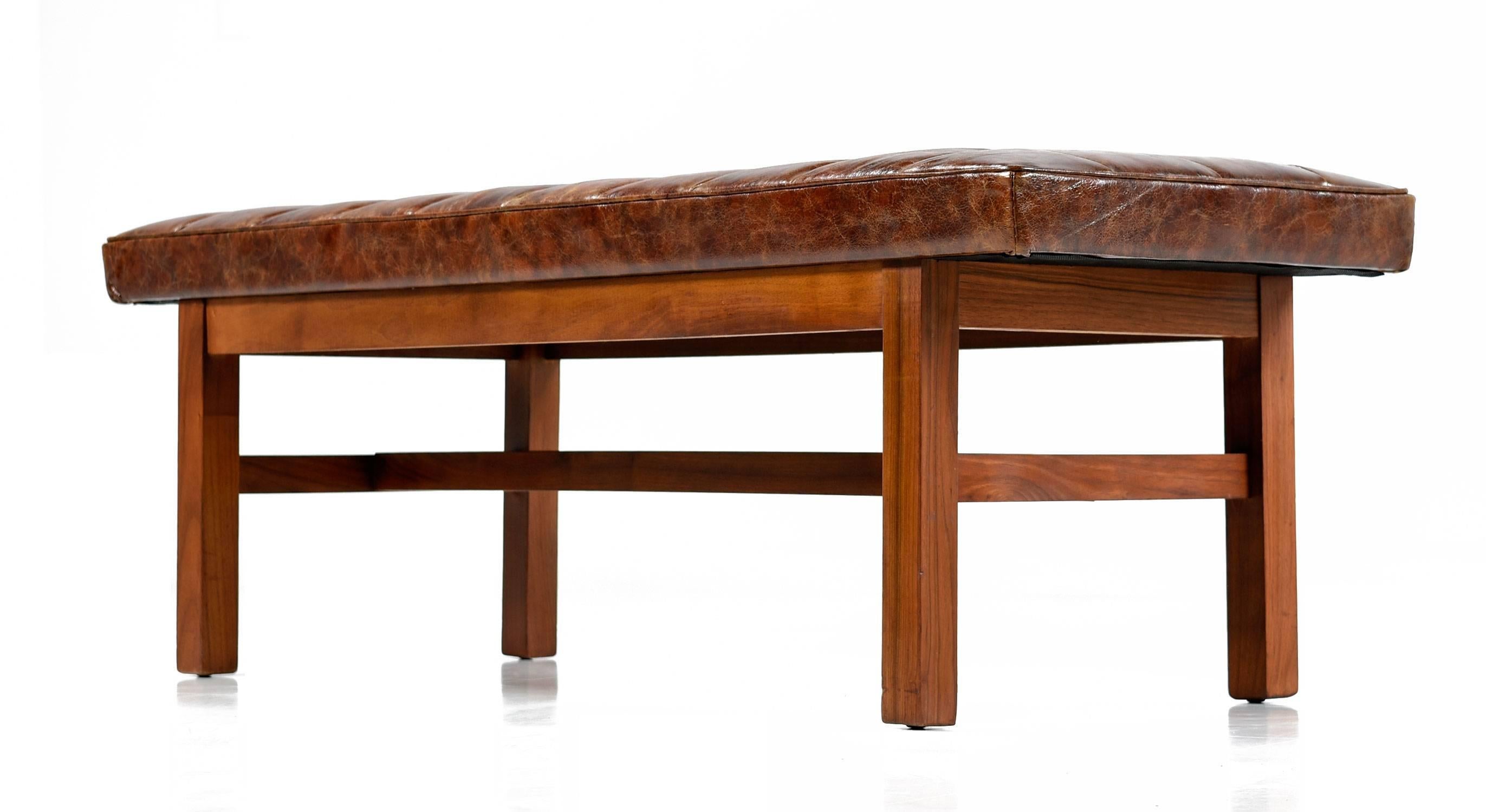 Leather Mid-Century Modern Walnut Risom Style Bench Ottoman In Excellent Condition In Chattanooga, TN