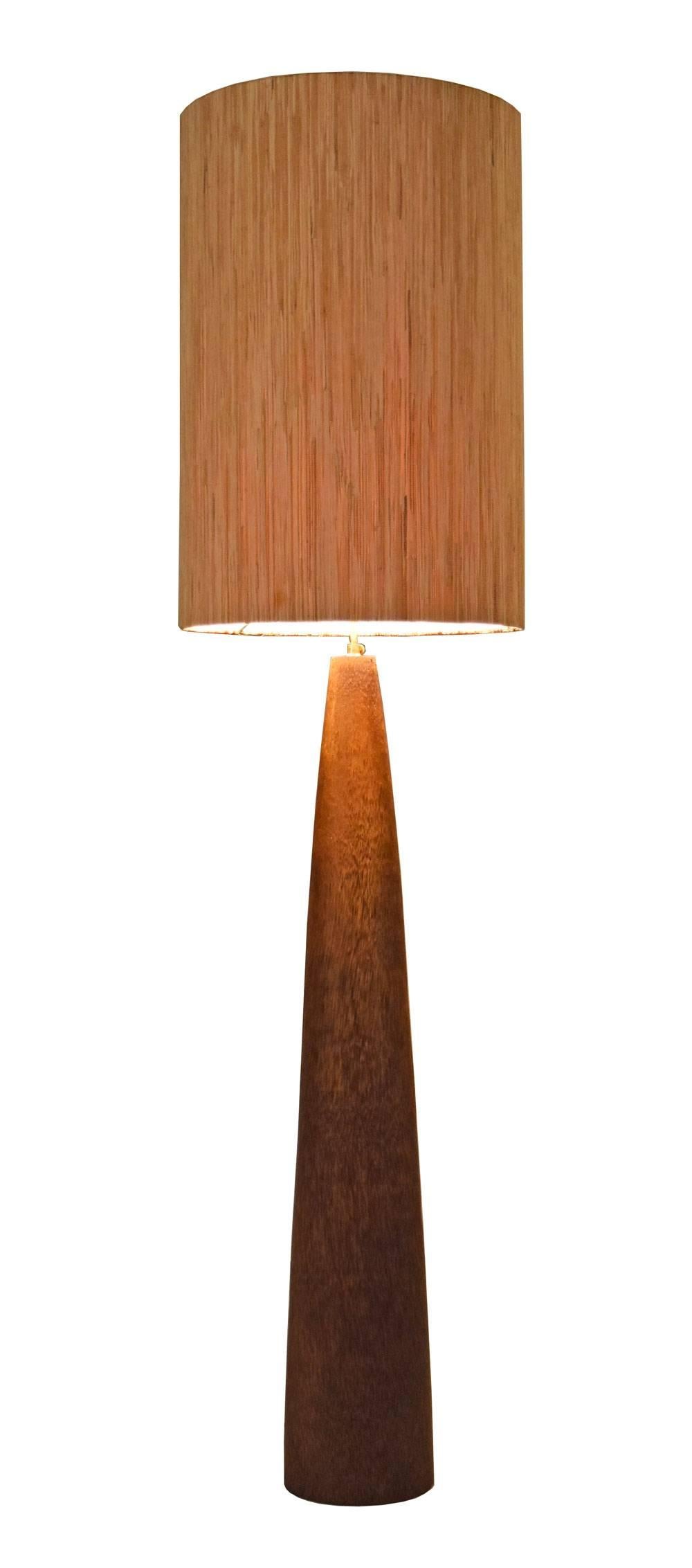 Grande lampe sur pied en noix de coco:: avec une base en bois de coco massif et un abat-jour en algues et en lin. Il mesure 68 pouces de haut avec un variateur de pied et une quincaillerie en laiton massif. 

Mesure : La hauteur totale avec