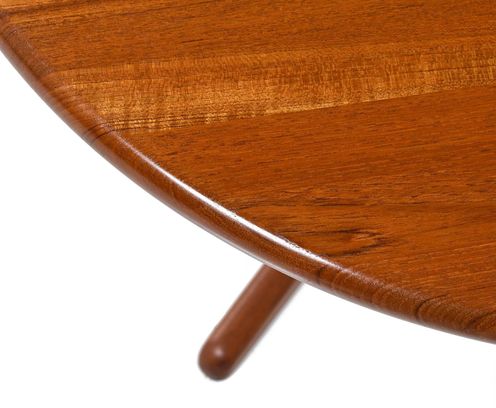 Solid Danish Modern Teak Round Pedestal Coffee Table In Excellent Condition In Chattanooga, TN