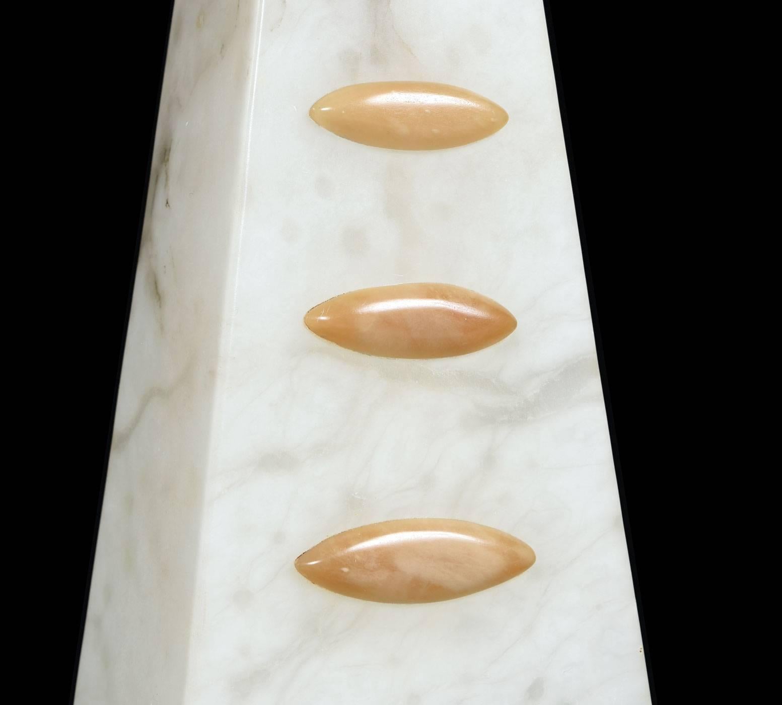 Lámparas de mesa y remates piramidales de alabastro, estilo Art Déco a moderno transicional en venta 4